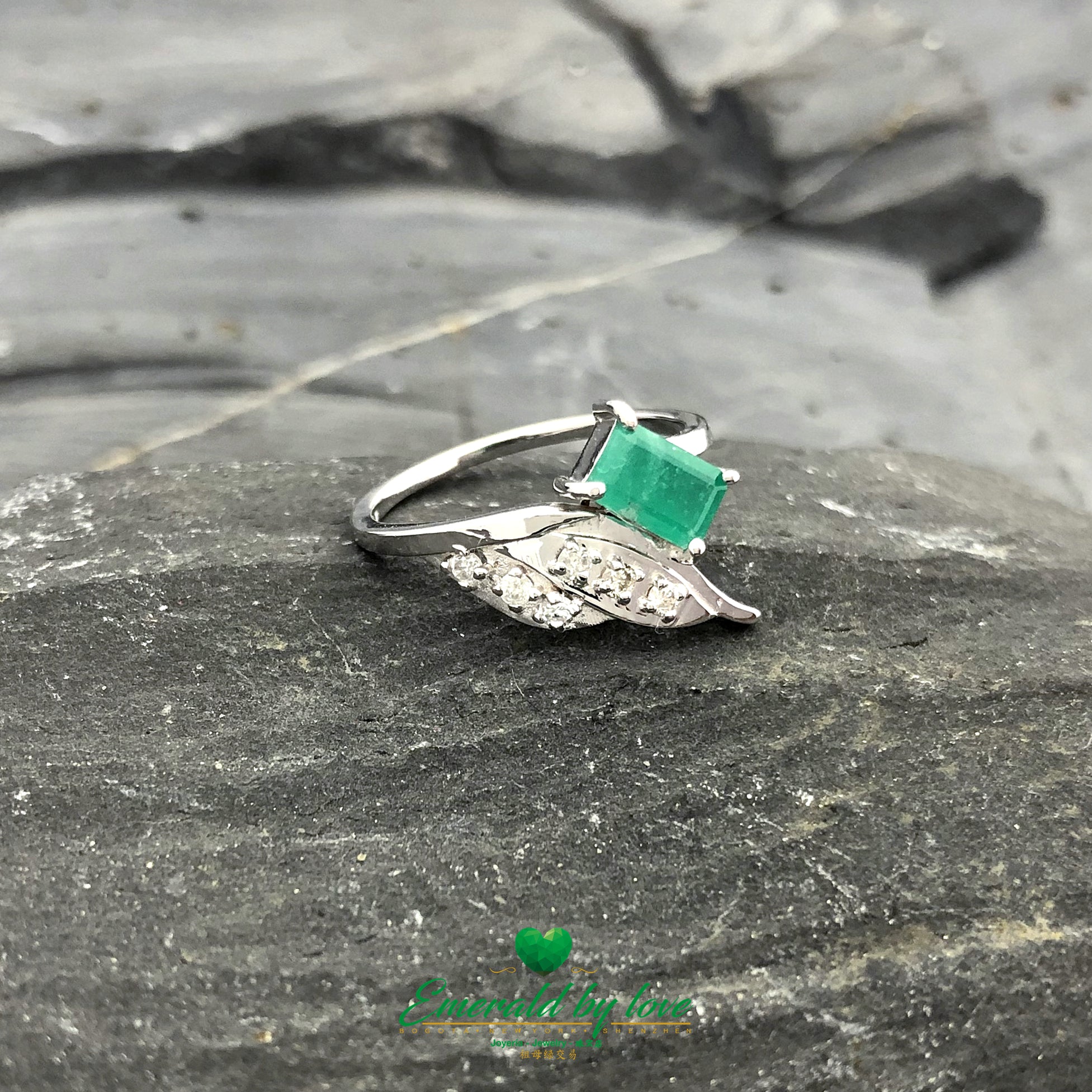 Open ring with two emerald tips — a fresh Colombian touch in 18k gold.