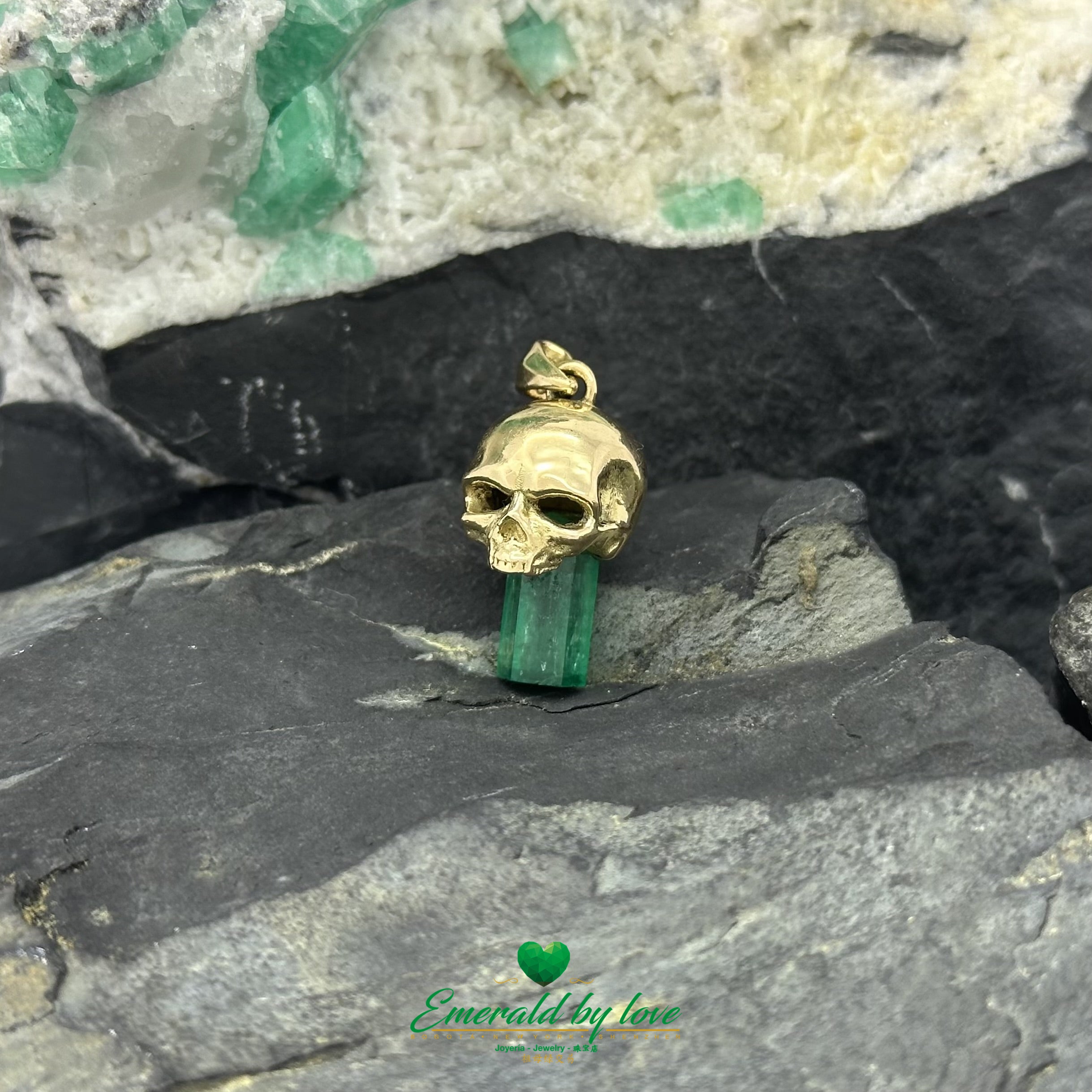 Skull Pendant in 18K Yellow Gold with 4.21ct Canutillo Colombian Emerald