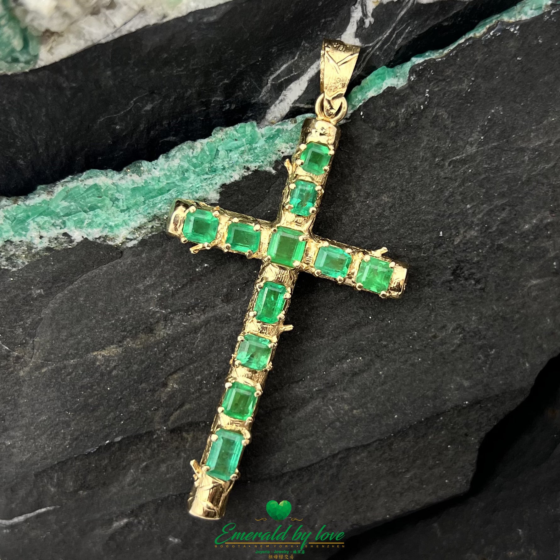 Cautivante colgante en forma de cruz de oro amarillo de 18 k con esmeraldas de cristal colombiano
