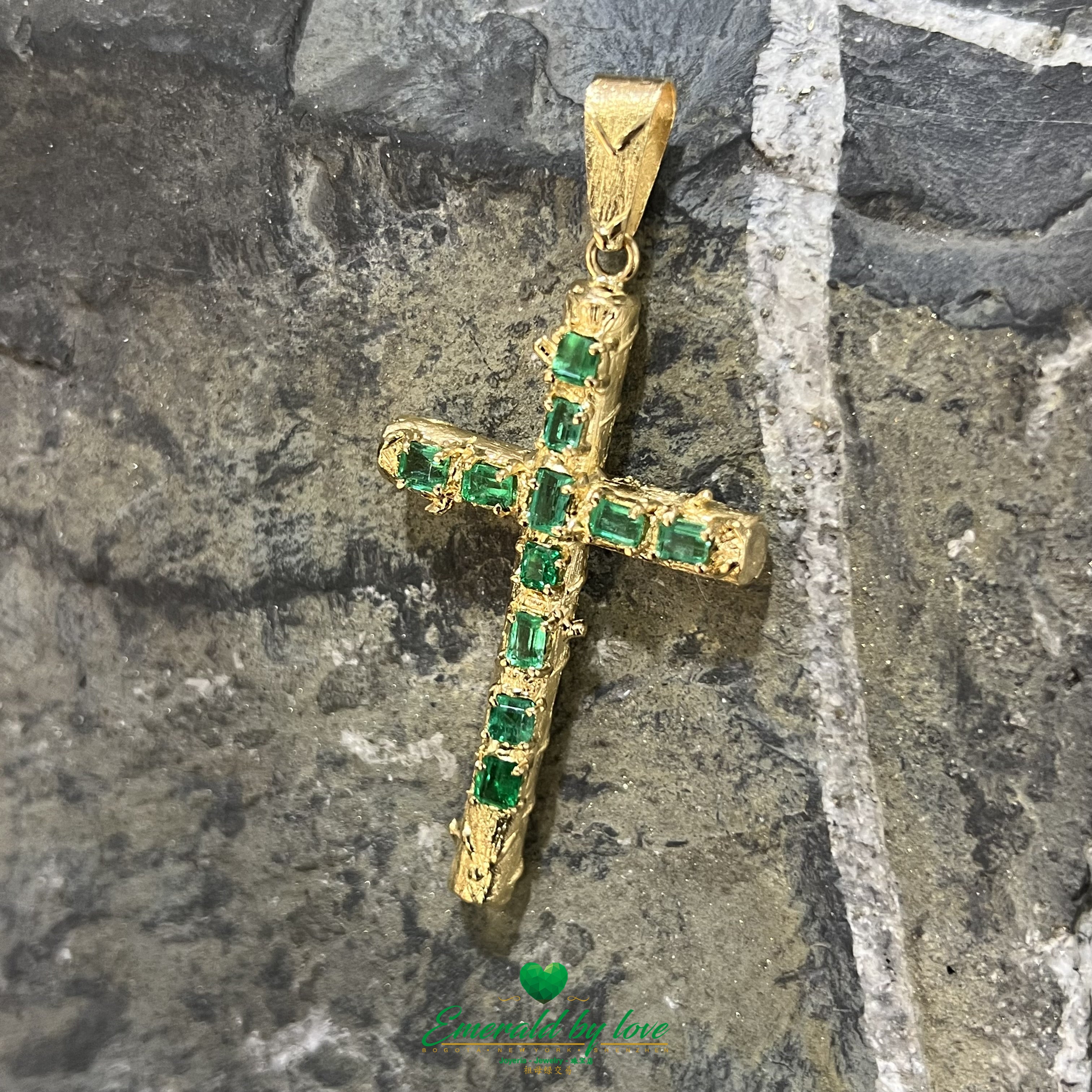 Superbe pendentif croix en or jaune avec émeraudes colombiennes authentiques