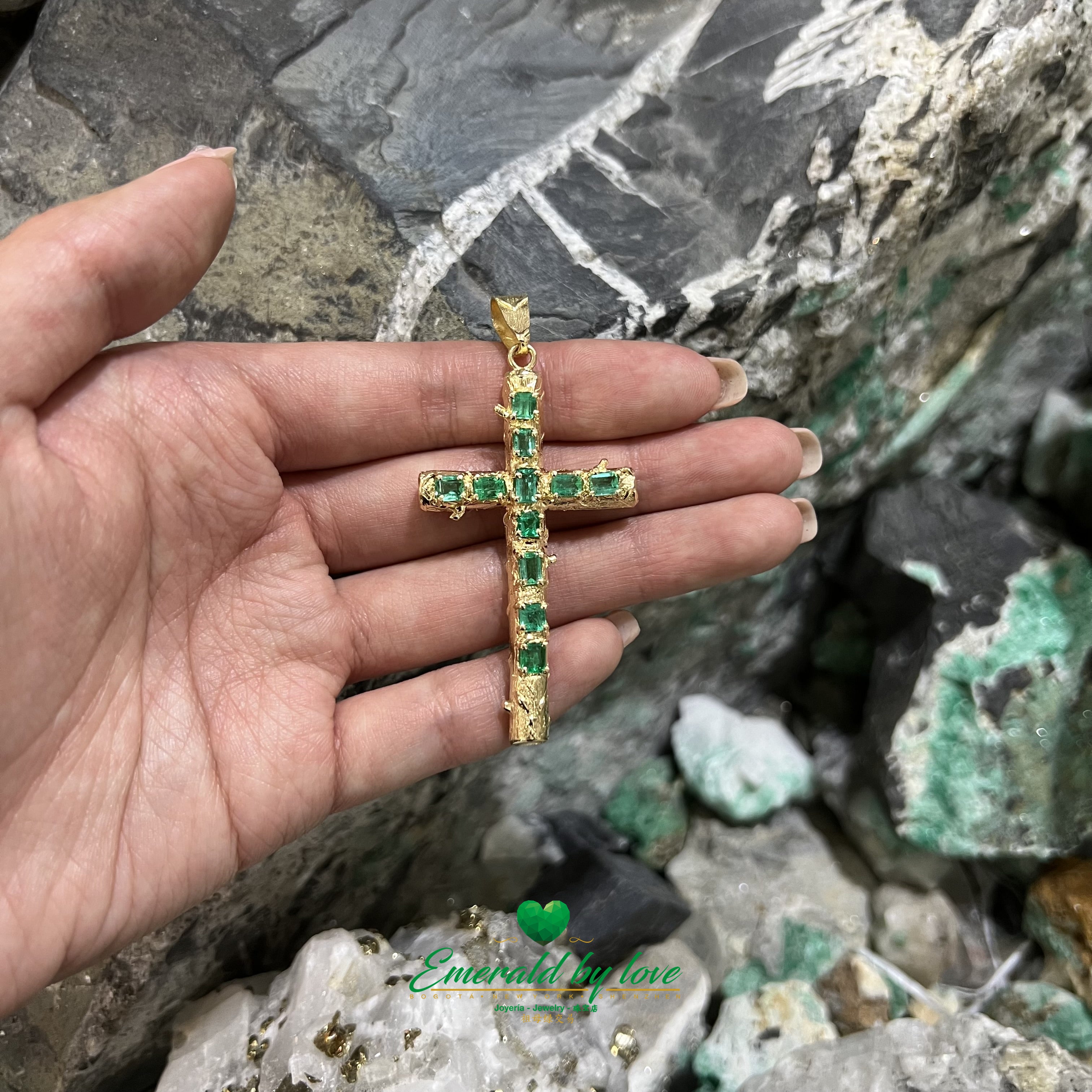 Superbe pendentif croix en or jaune avec émeraudes colombiennes authentiques