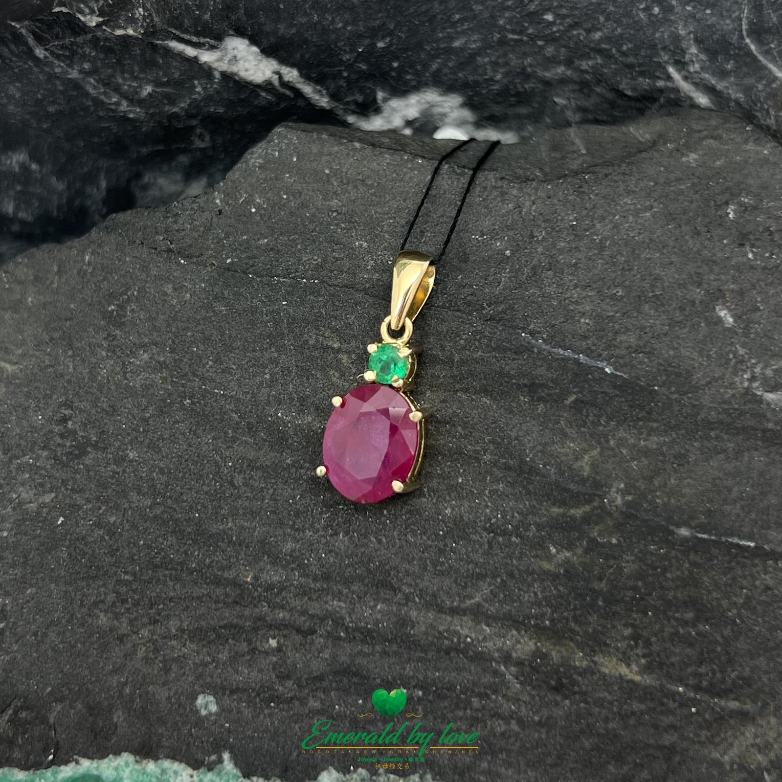 Exquisite 18K Yellow Gold Pendant with oval Ruby and Round Colombian Emerald