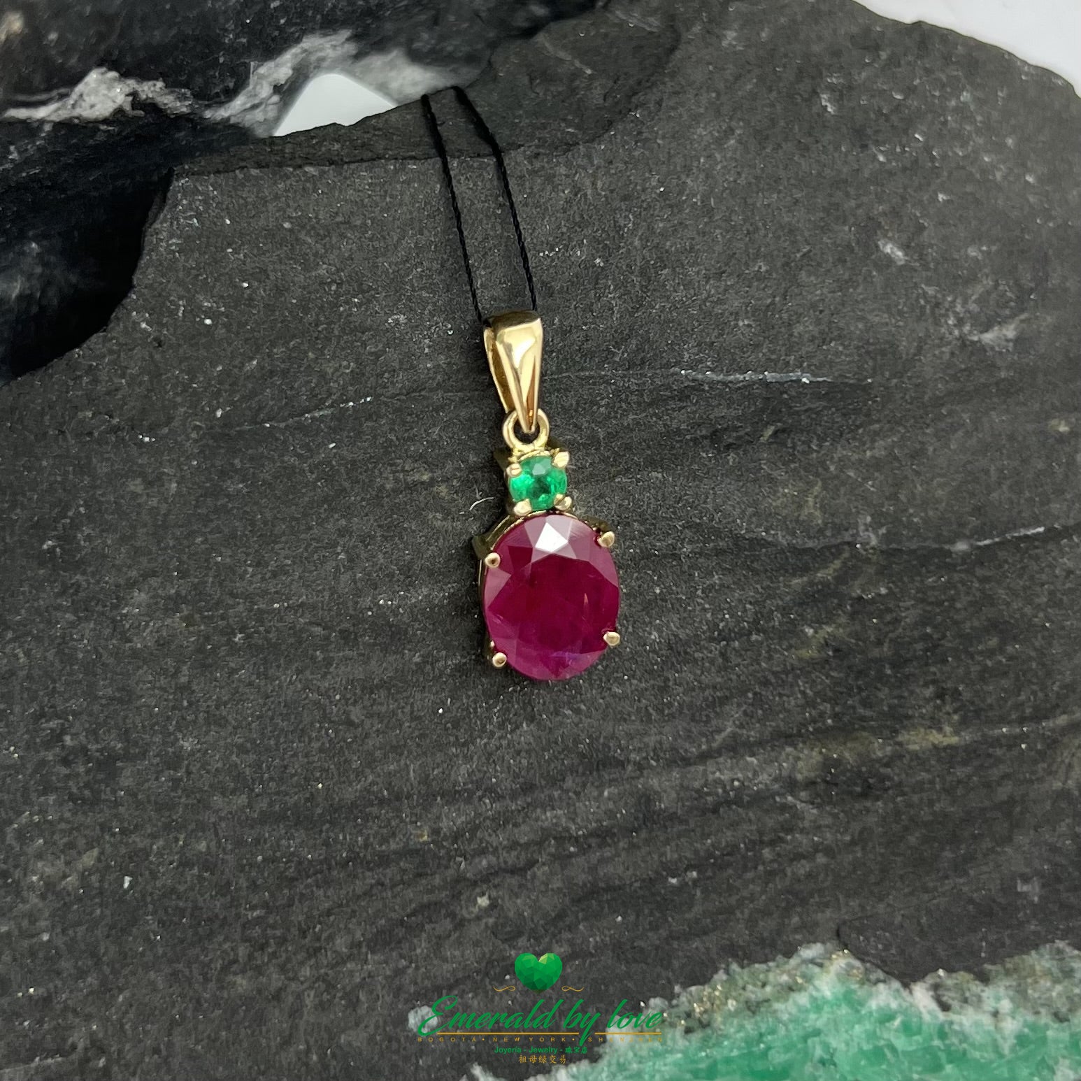 Exquisite 18K Yellow Gold Pendant with oval Ruby and Round Colombian Emerald