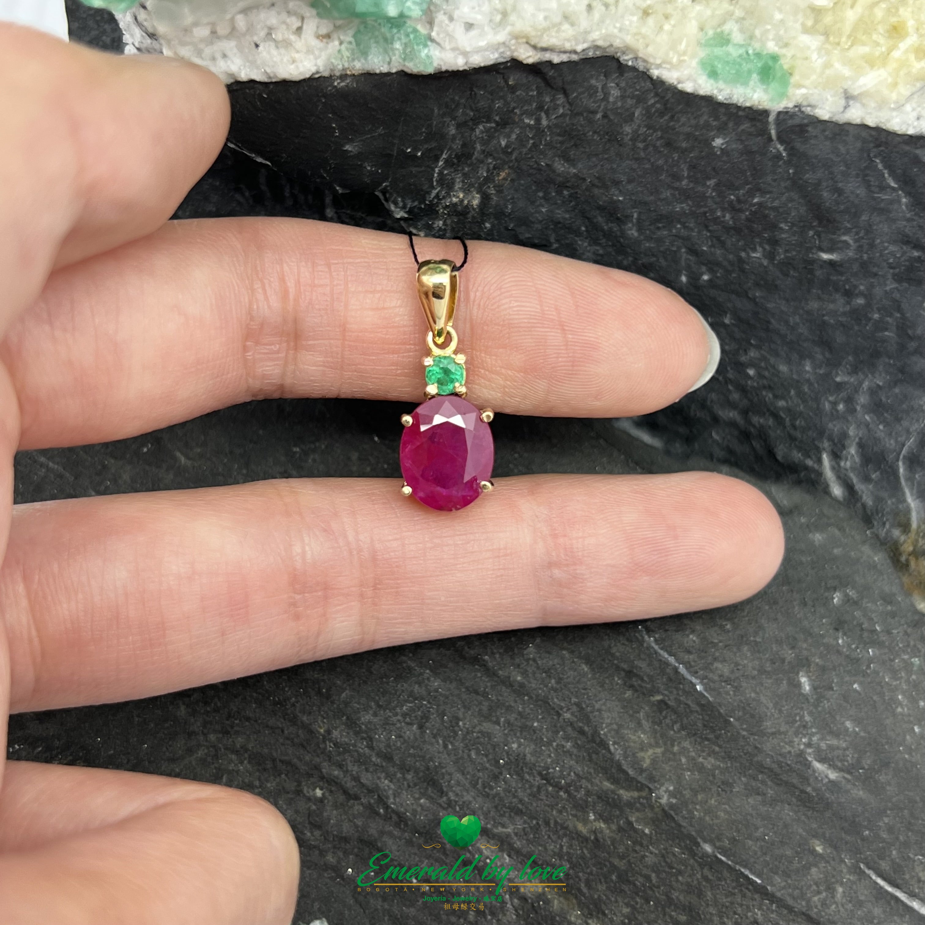 Exquisite 18K Yellow Gold Pendant with oval Ruby and Round Colombian Emerald