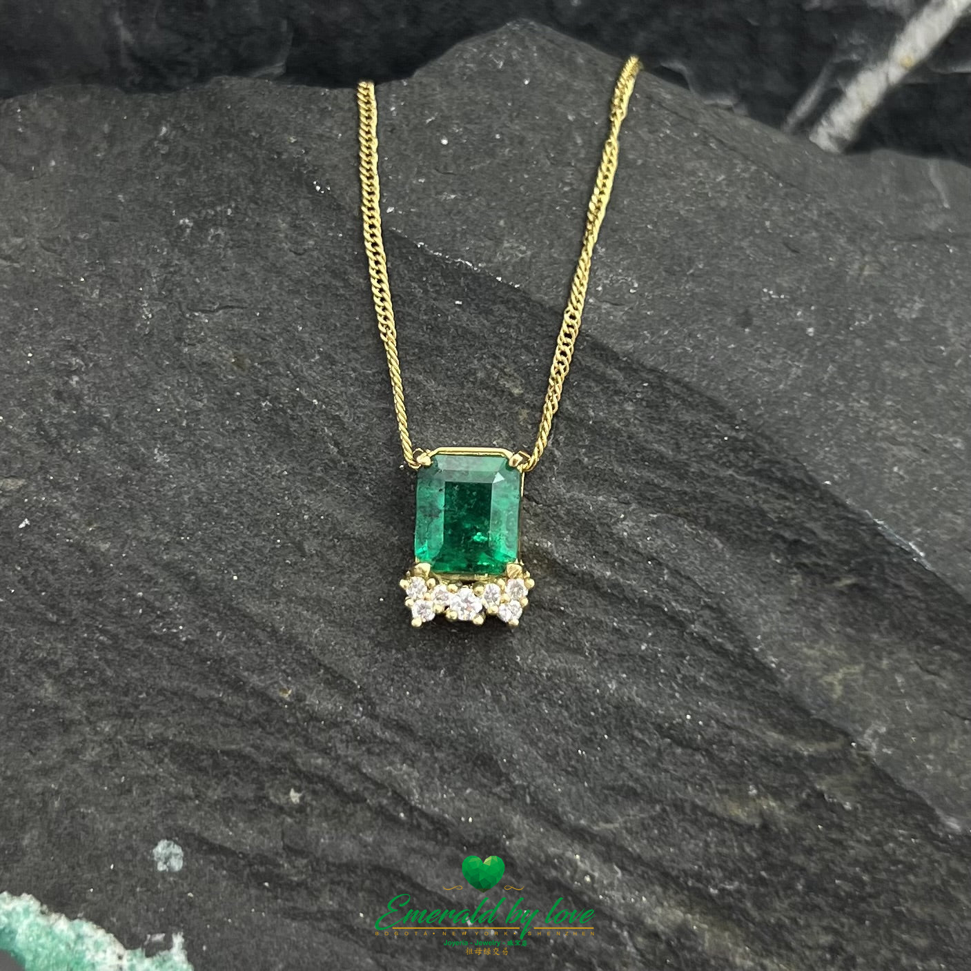 Radiant crown pendant with emeralds and diamonds