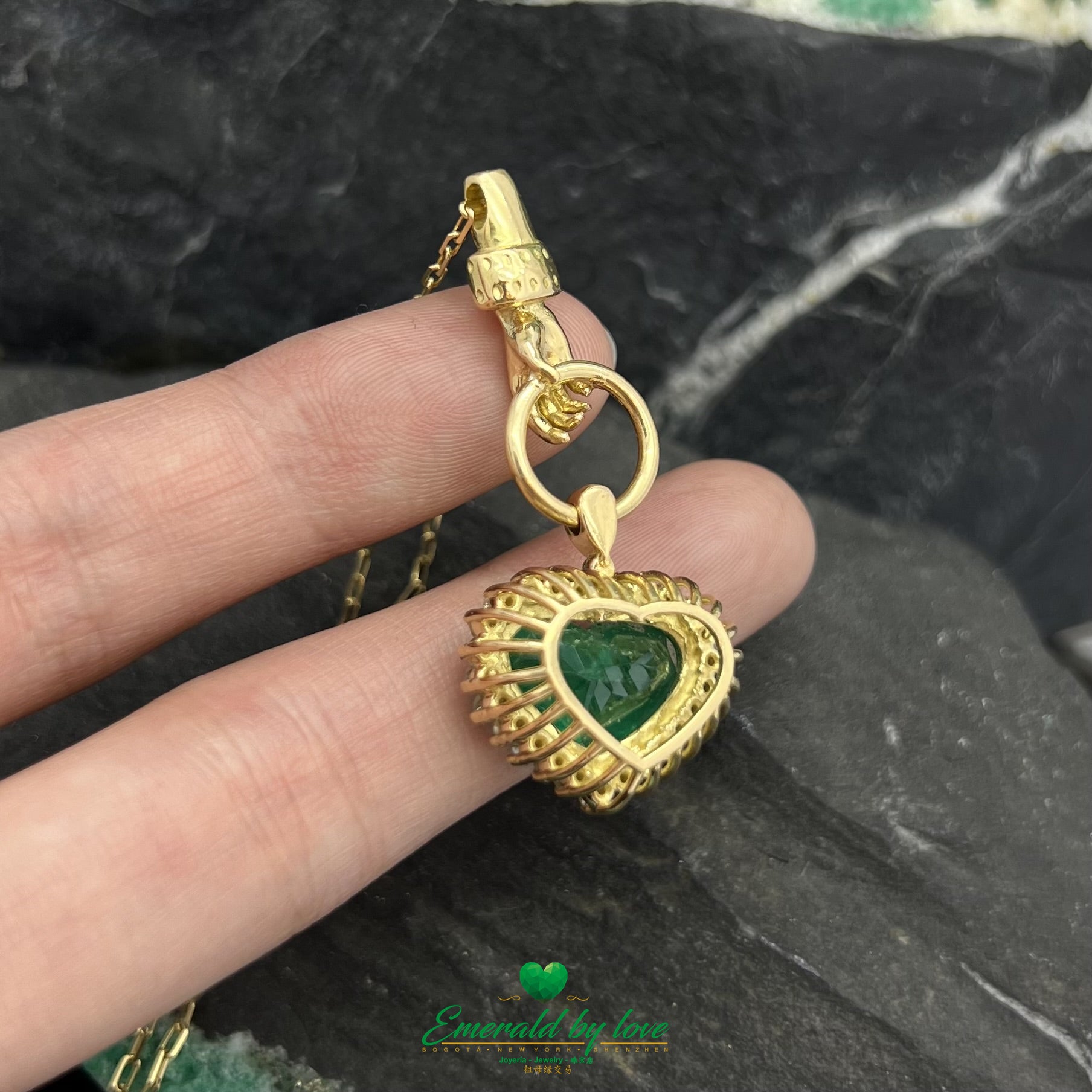 Beautiful Heart-Shaped Emerald Pendant in 18k Yellow Gold