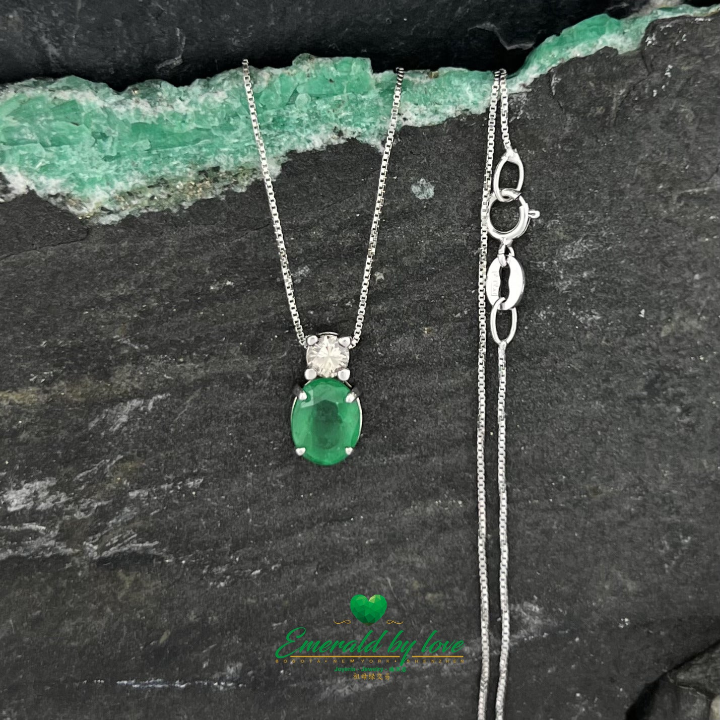 White Gold Pendant with Oval Emerald and Round Diamond