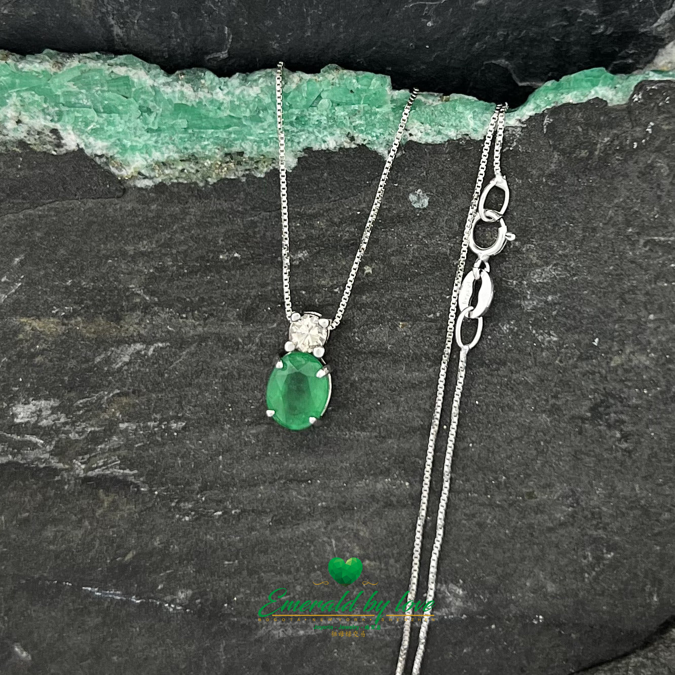 White Gold Pendant with Oval Emerald and Round Diamond