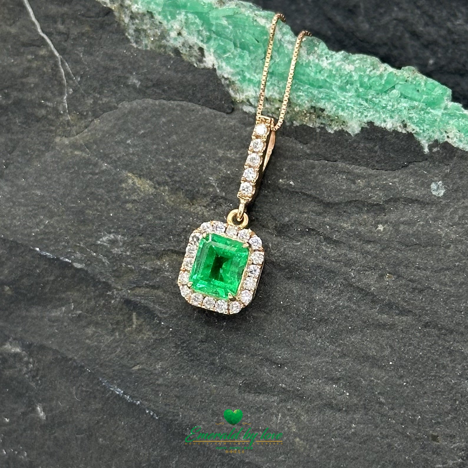 Exquisite Rose Gold Pendant with Colombian Emerald & Diamonds | Emerald-Cut Elegance