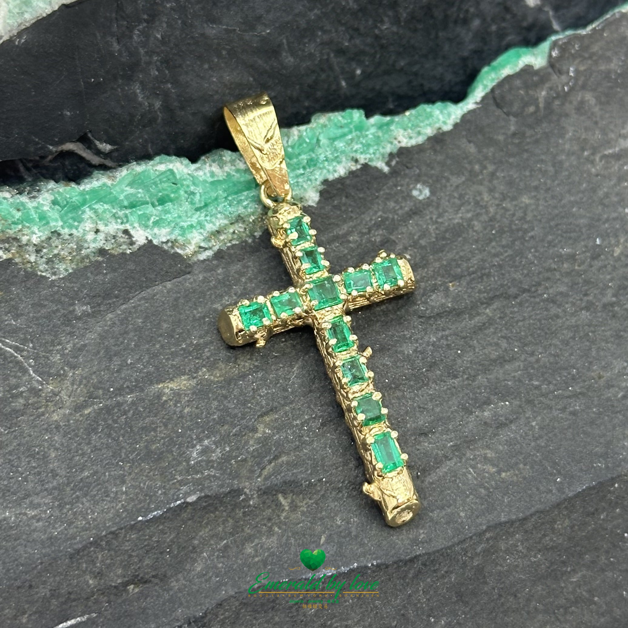 Exquisite Gold Cross Adorned with Colombian Emeralds – Timeless Elegance in Fine Jewelry