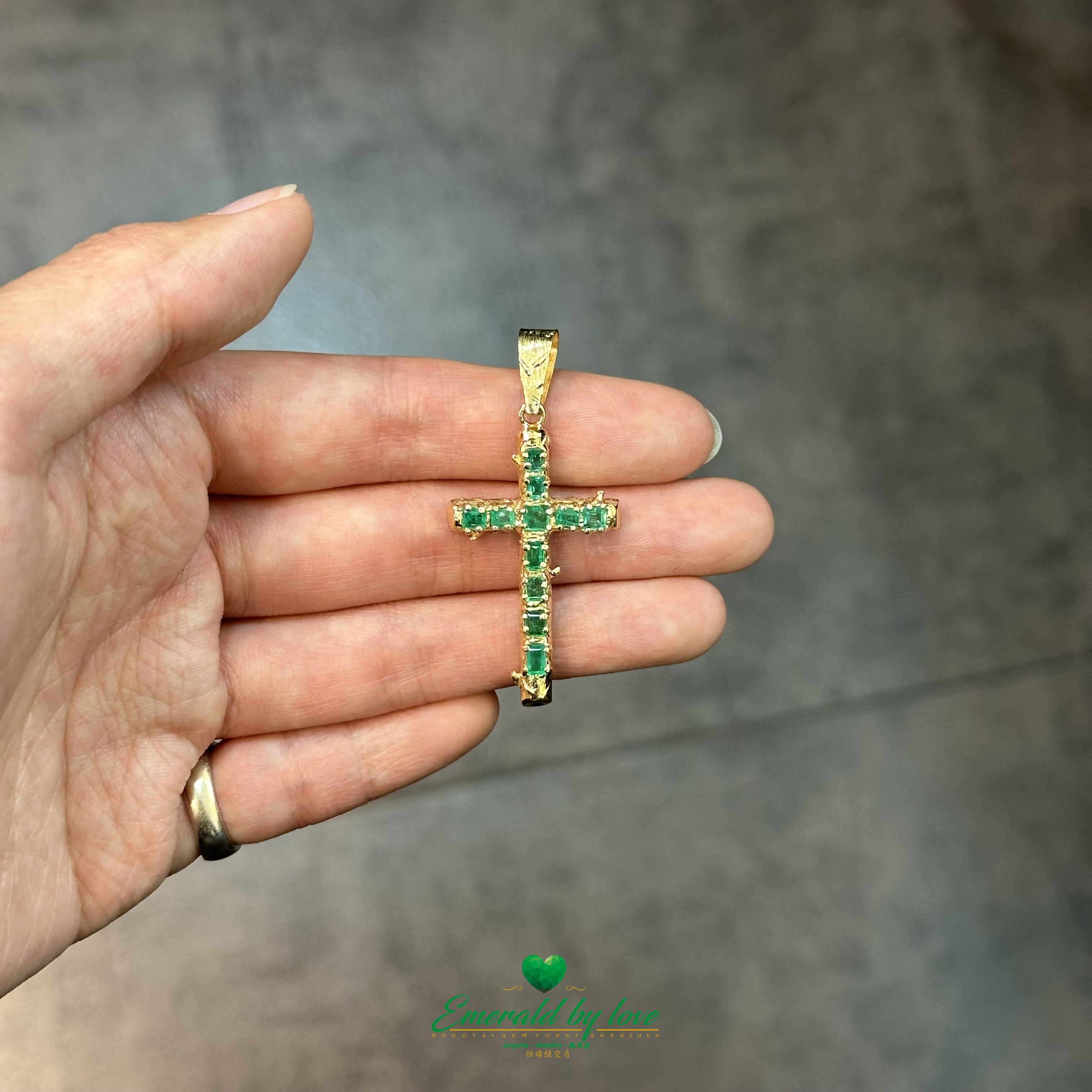 Exquisite Gold Cross Adorned with Colombian Emeralds – Timeless Elegance in Fine Jewelry