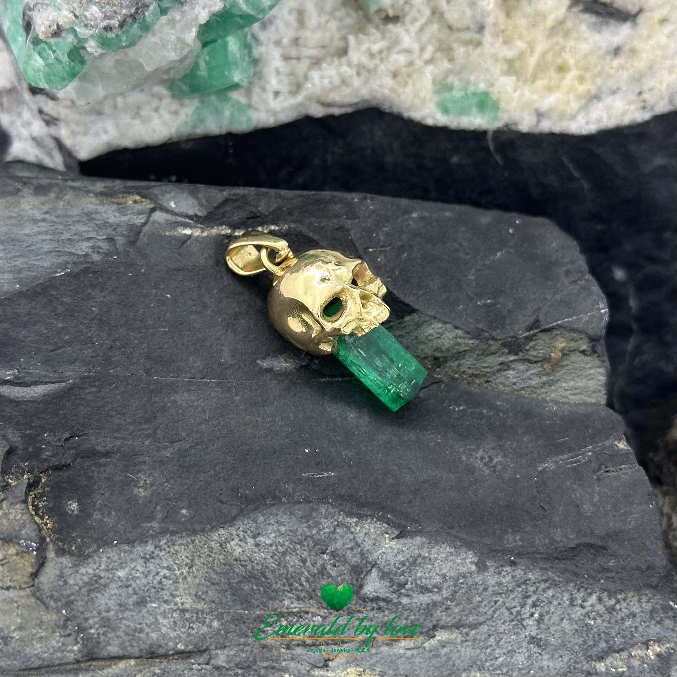 Skull Pendant in 18K Yellow Gold with Embedded Canutillo Colombian Emerald