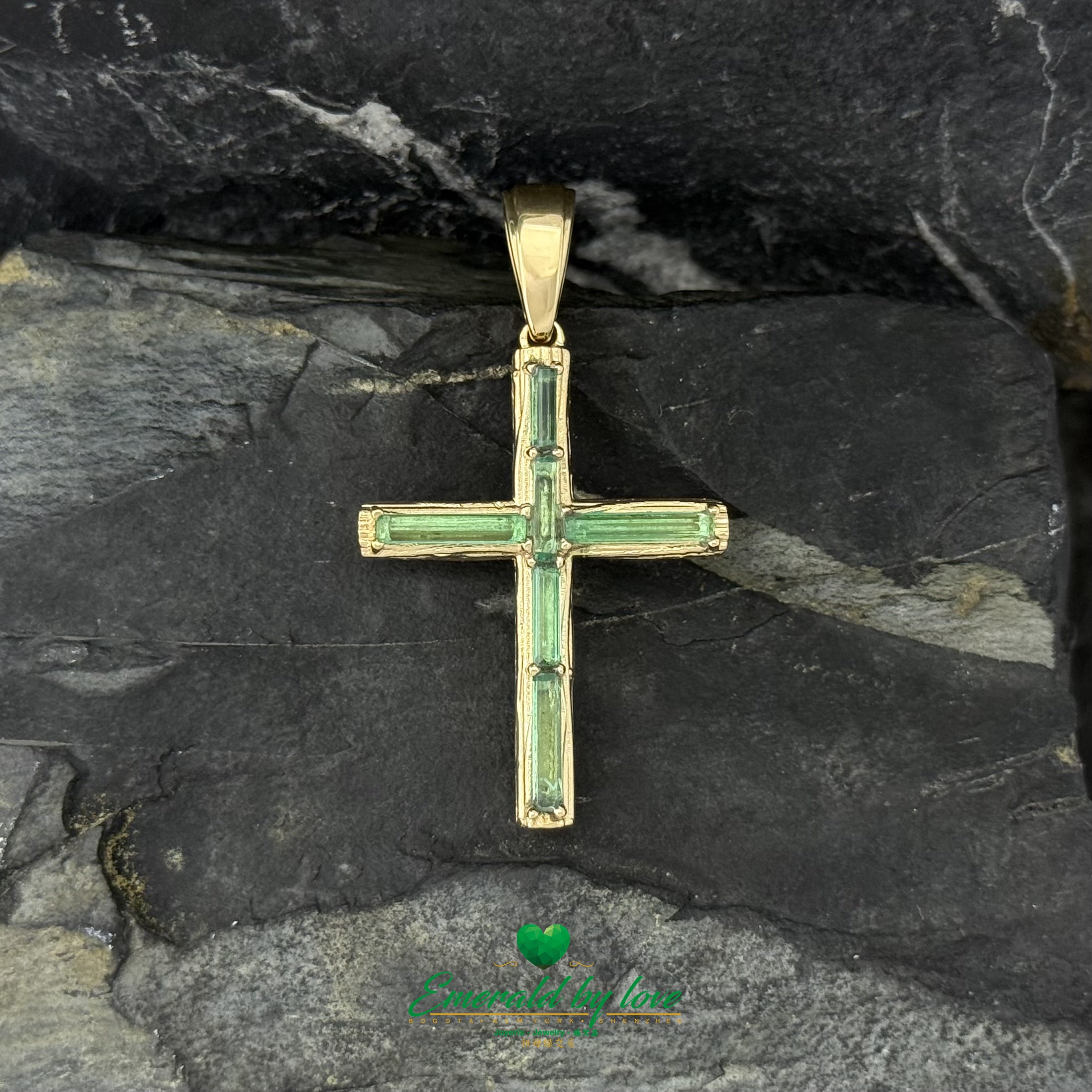 7.34g Rustic Elongated Cross in 18K Yellow Gold with Emerald Canutillo