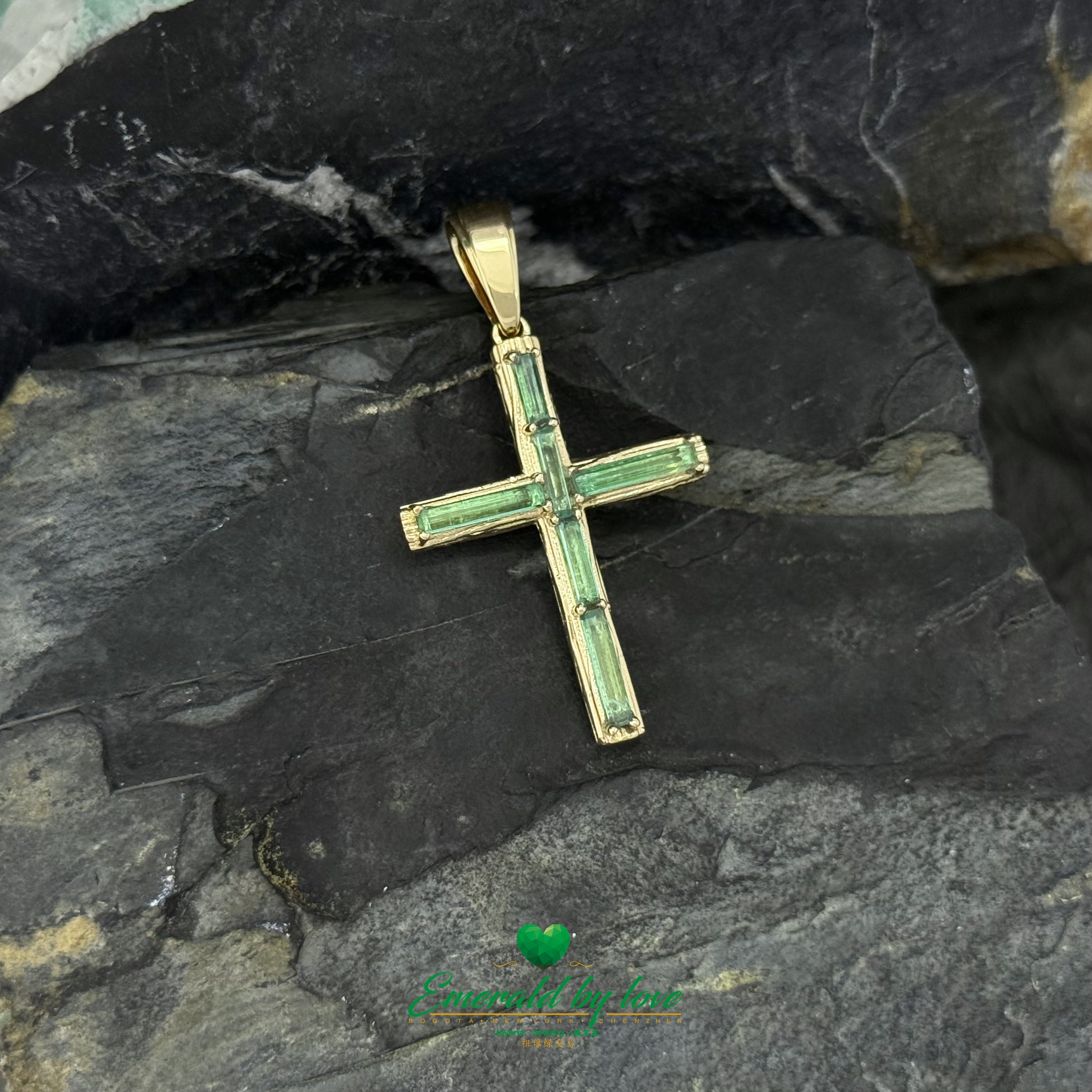 7.34g Rustic Elongated Cross in 18K Yellow Gold with Emerald Canutillo