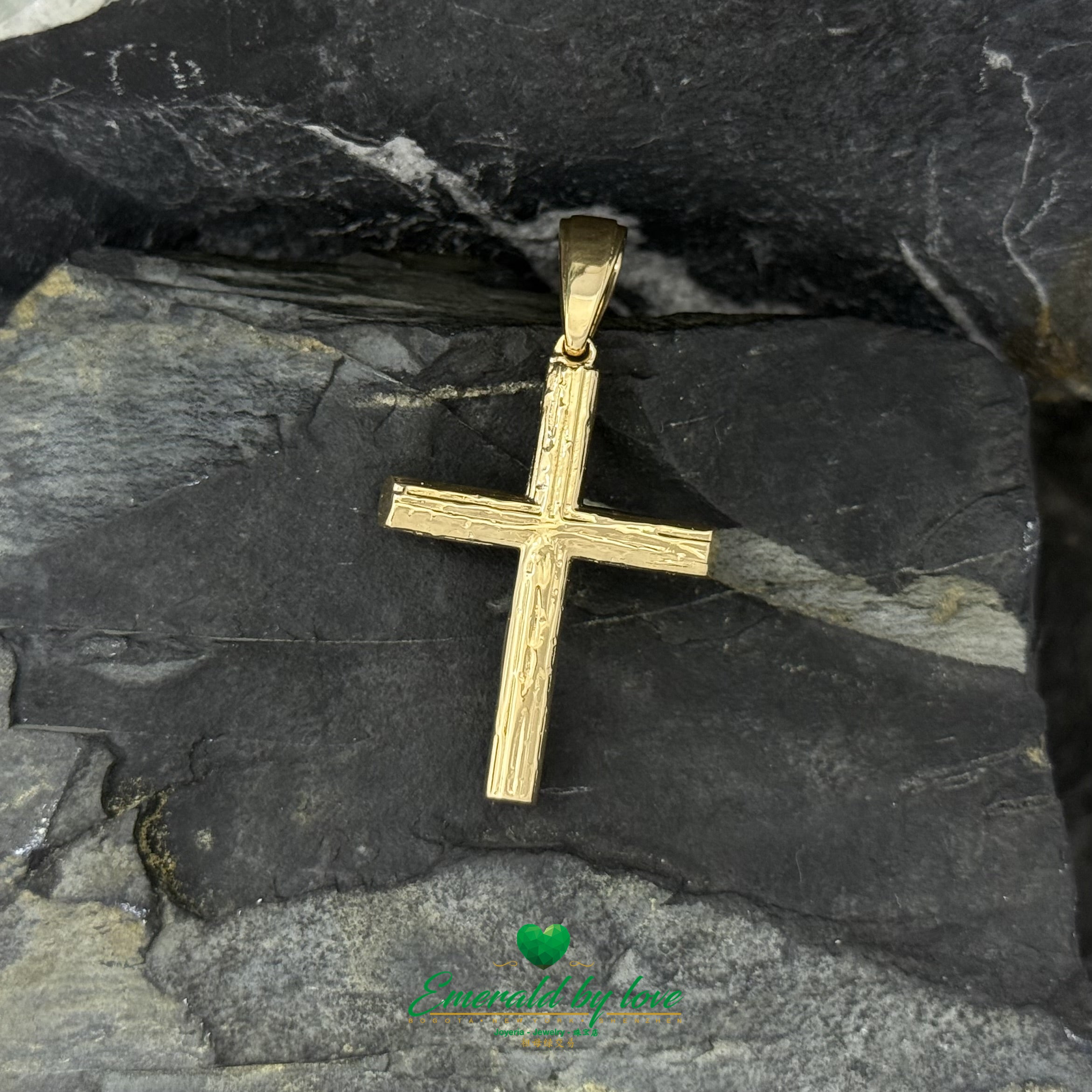 7.34g Rustic Elongated Cross in 18K Yellow Gold with Emerald Canutillo