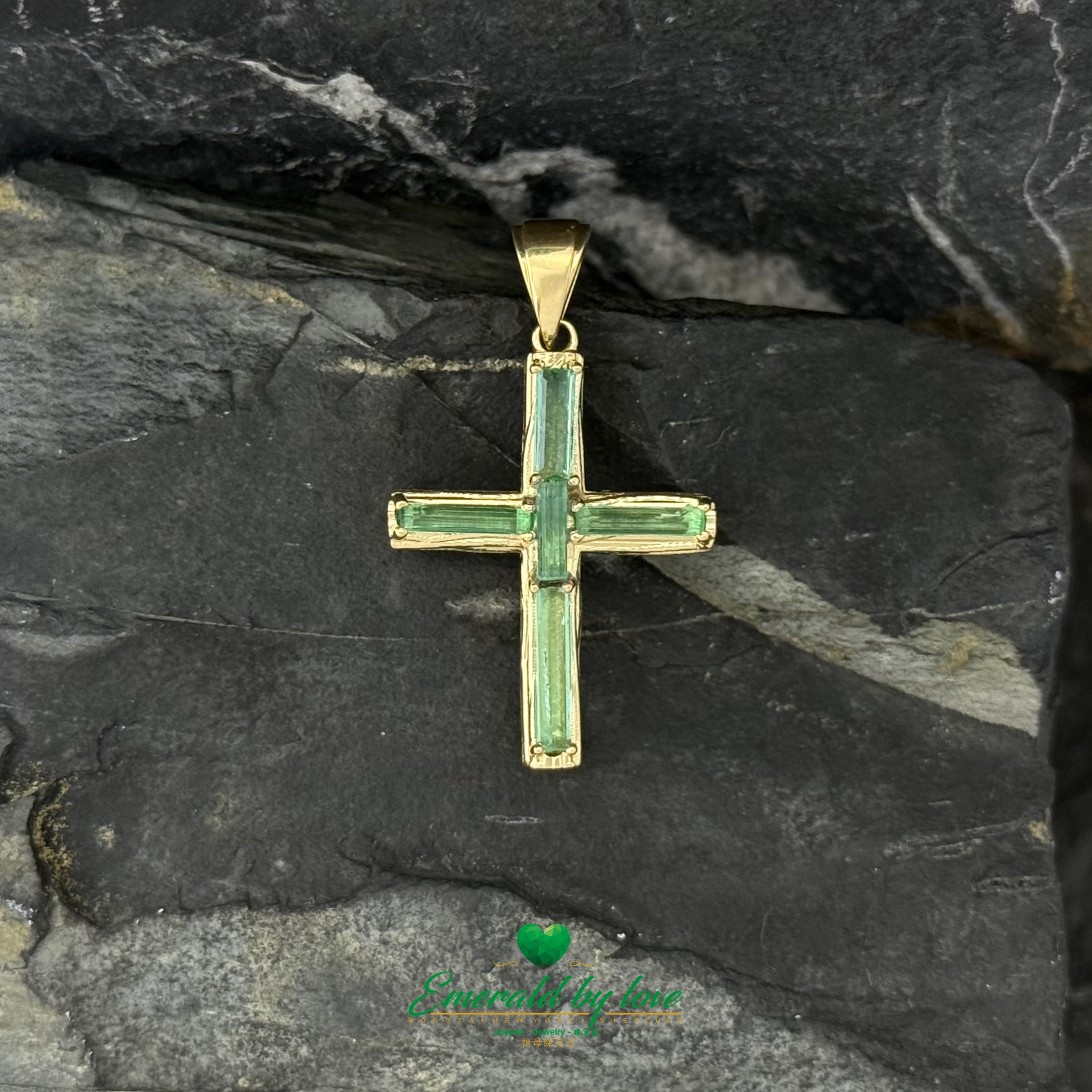 Elongated Cross in 18K Yellow Gold with Emerald Canutillo