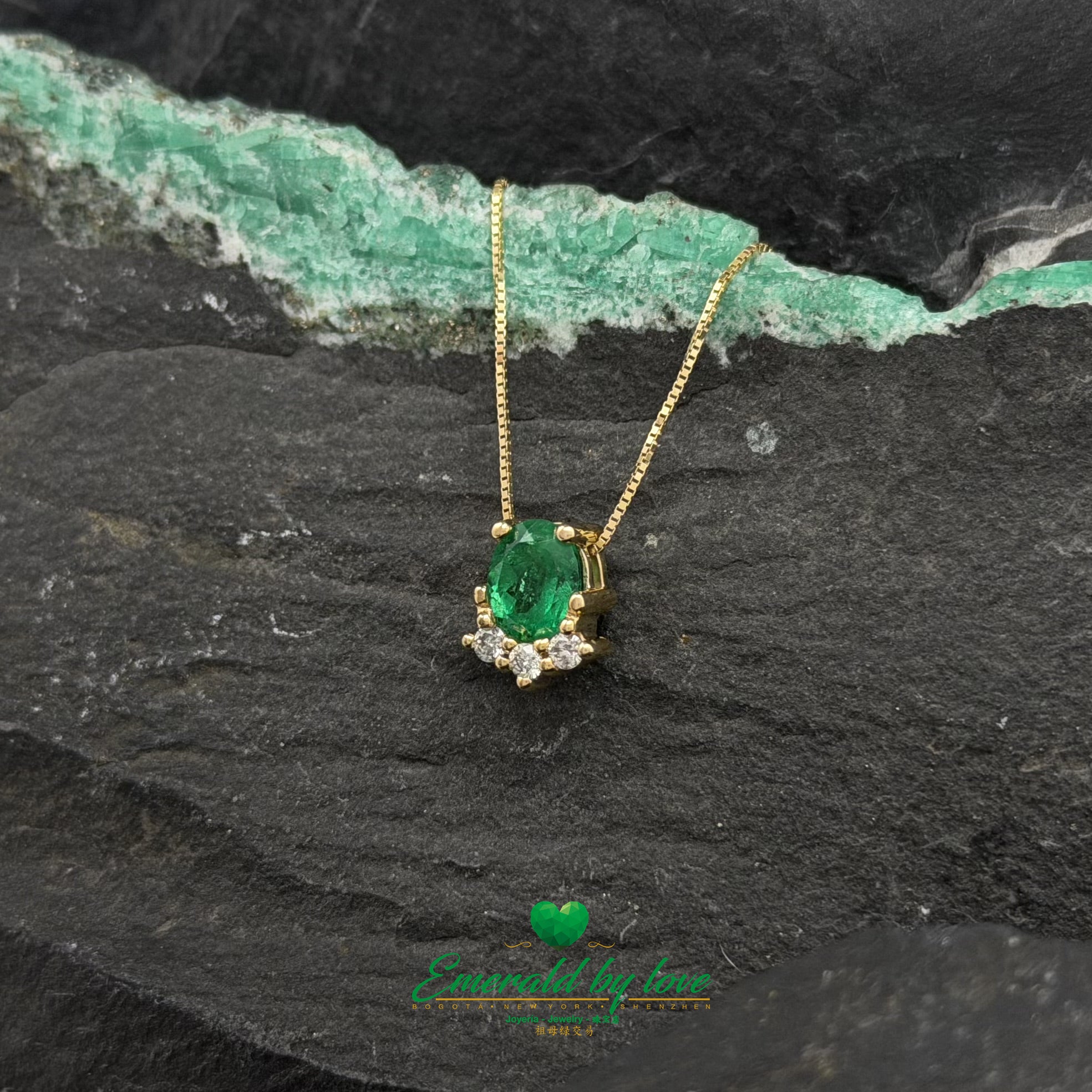 Pineapple-Inspired Yellow Gold Set with Oval Emeralds and Diamonds