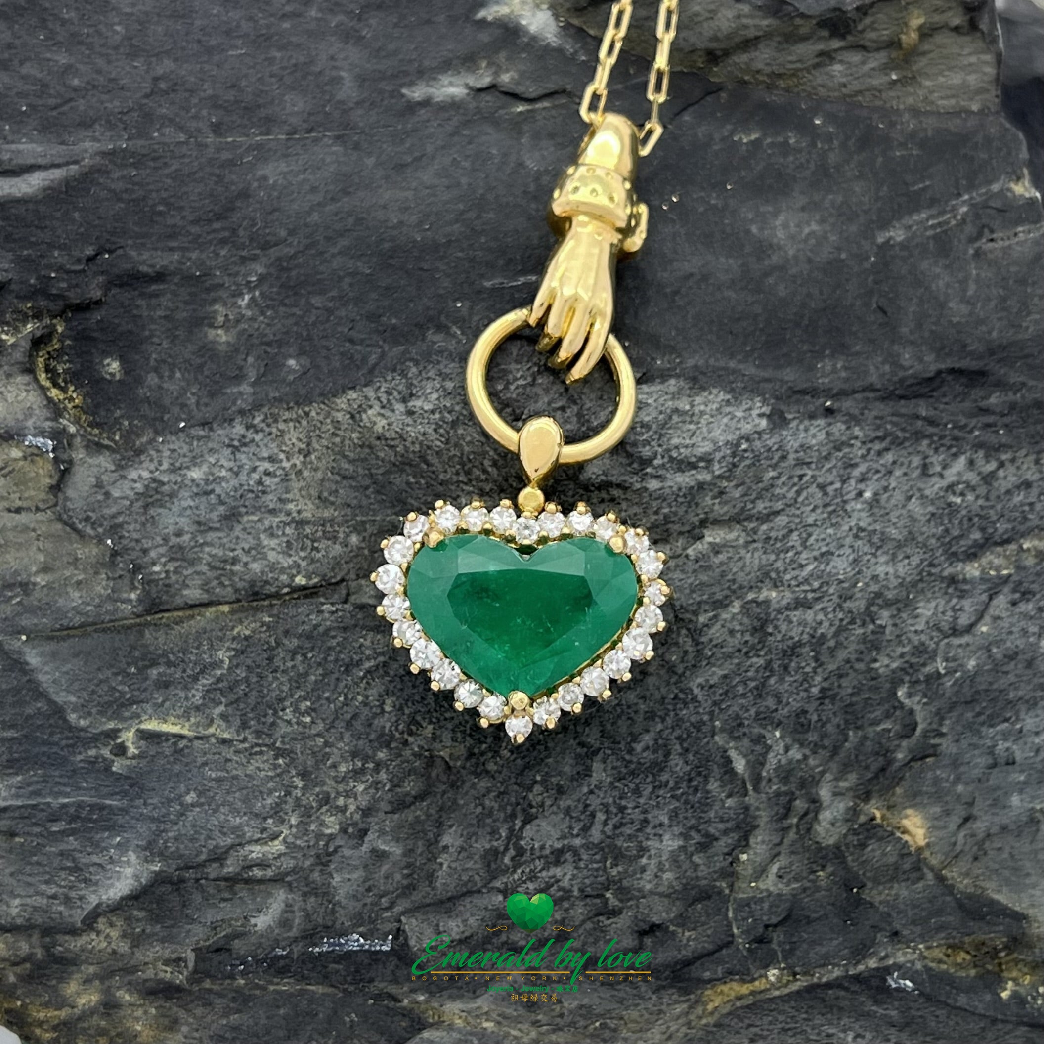 Beautiful Heart-Shaped Emerald Pendant in 18k Yellow Gold