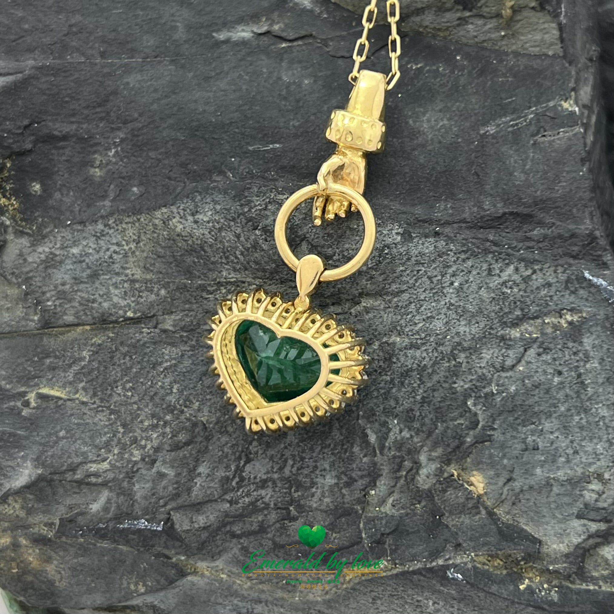 Hermoso colgante de esmeralda en forma de corazón en oro amarillo de 18 k