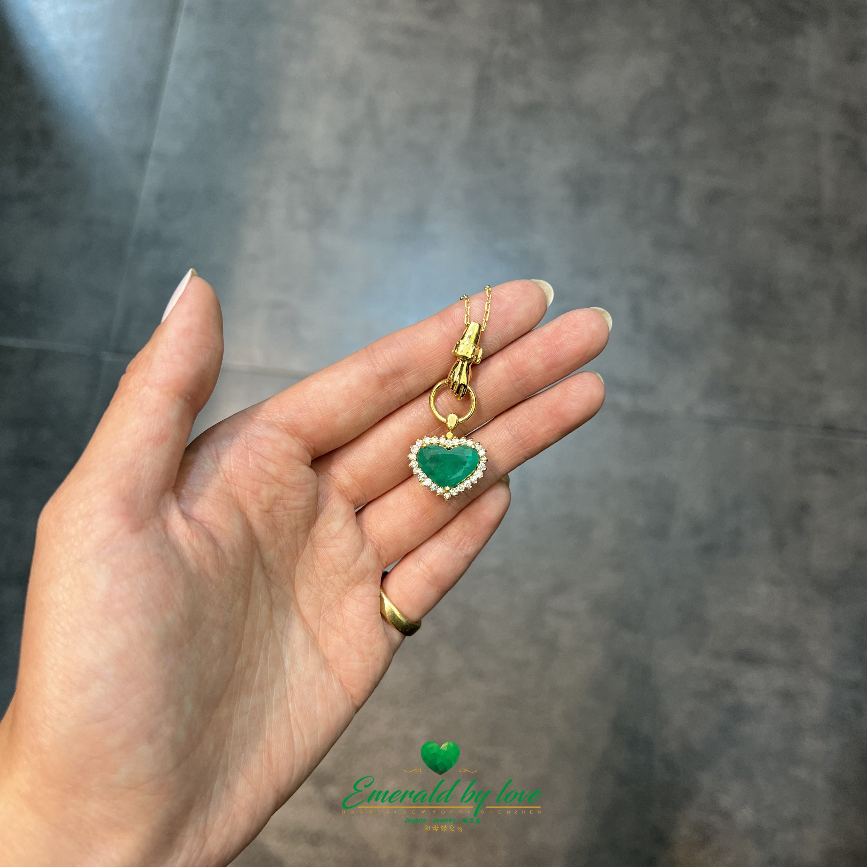 Beautiful Heart-Shaped Emerald Pendant in 18k Yellow Gold