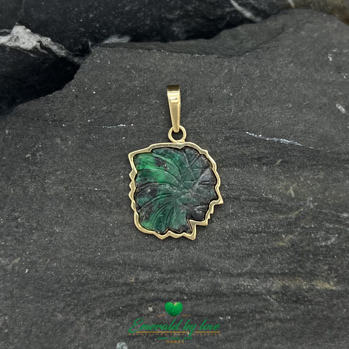 Unique Native American Indian Emerald Pendant in Colombian Gold | Exquisite Yellow Gold Setting