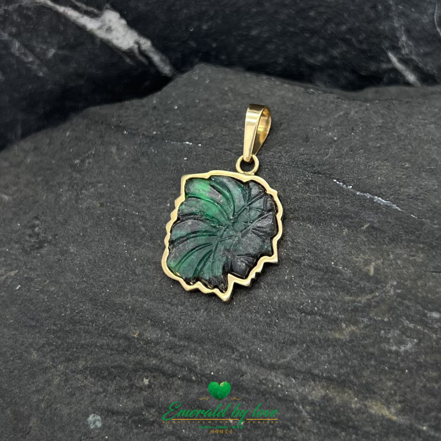 Unique Native American Indian Emerald Pendant in Colombian Gold | Exquisite Yellow Gold Setting