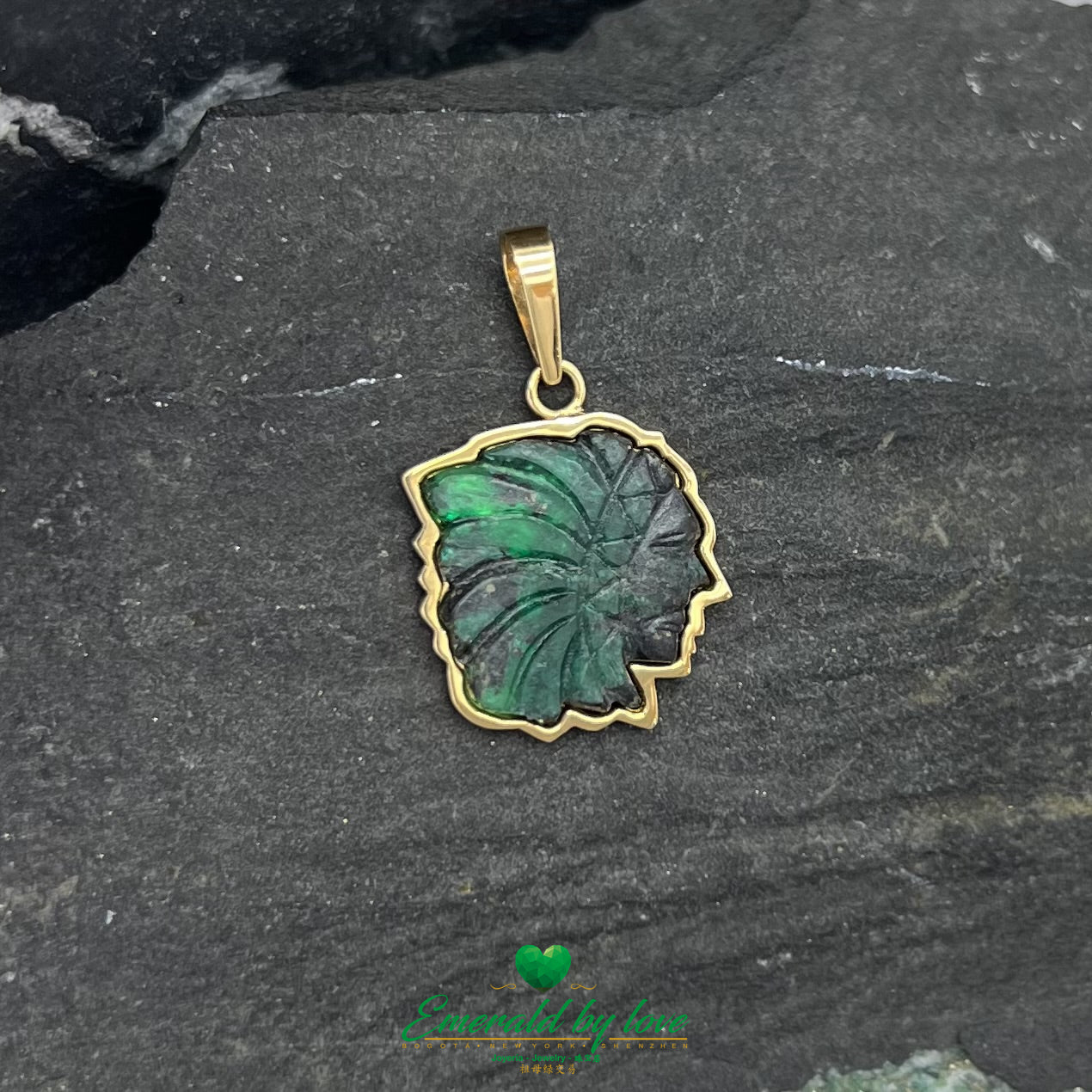 Unique Native American Indian Emerald Pendant in Colombian Gold | Exquisite Yellow Gold Setting