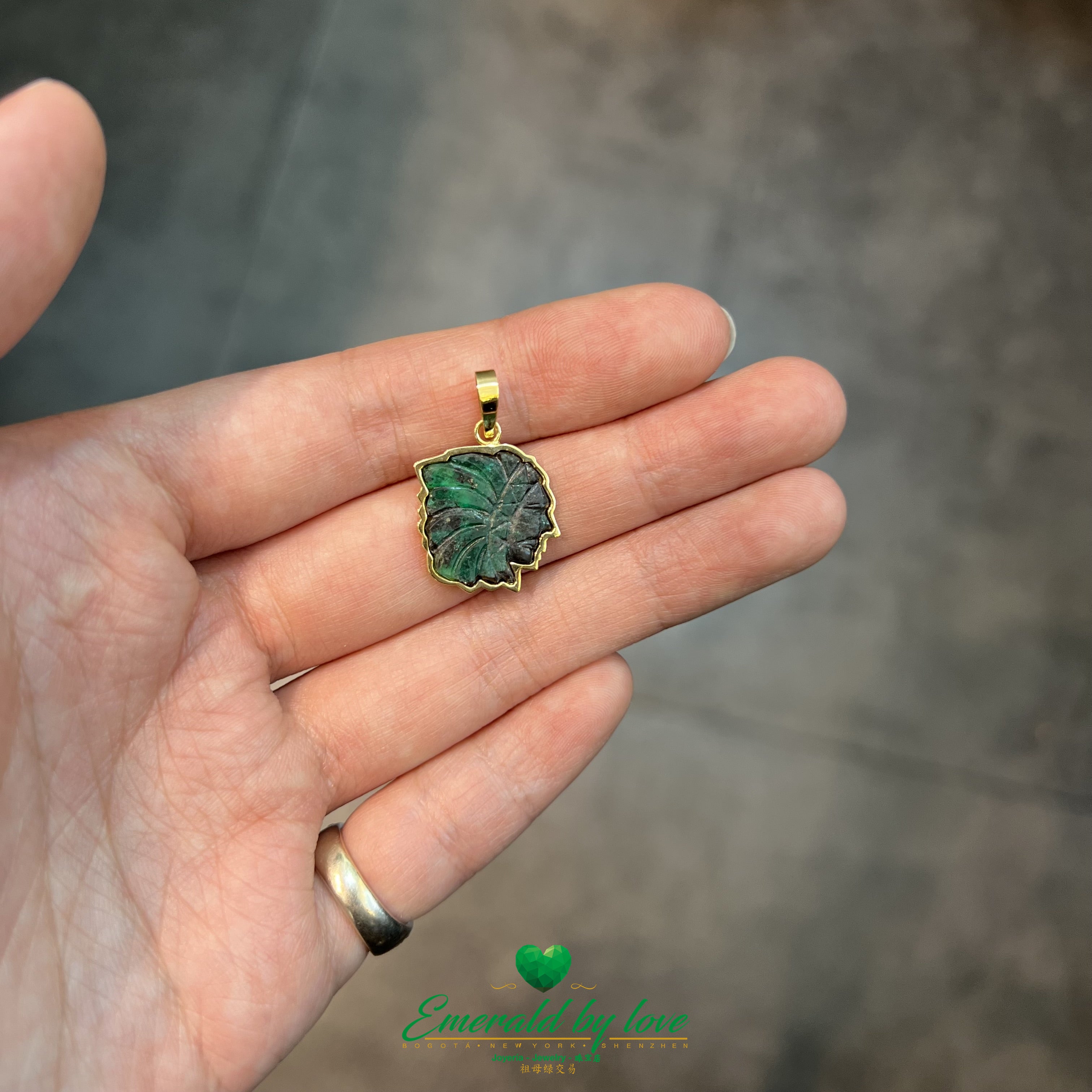 Unique Native American Indian Emerald Pendant in Colombian Gold | Exquisite Yellow Gold Setting