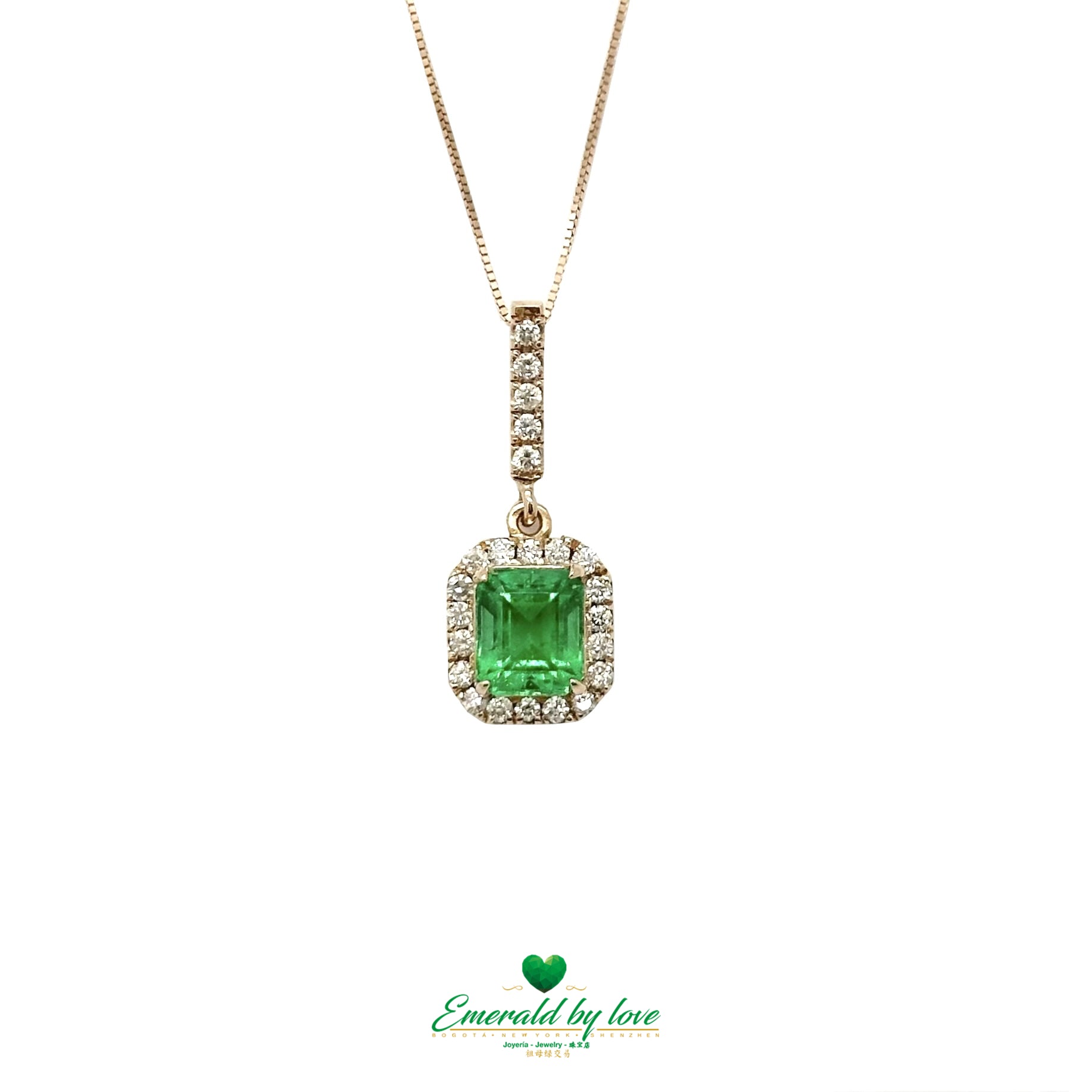 Exquisito colgante de oro rosa con esmeralda colombiana y diamantes | Elegancia de corte esmeralda