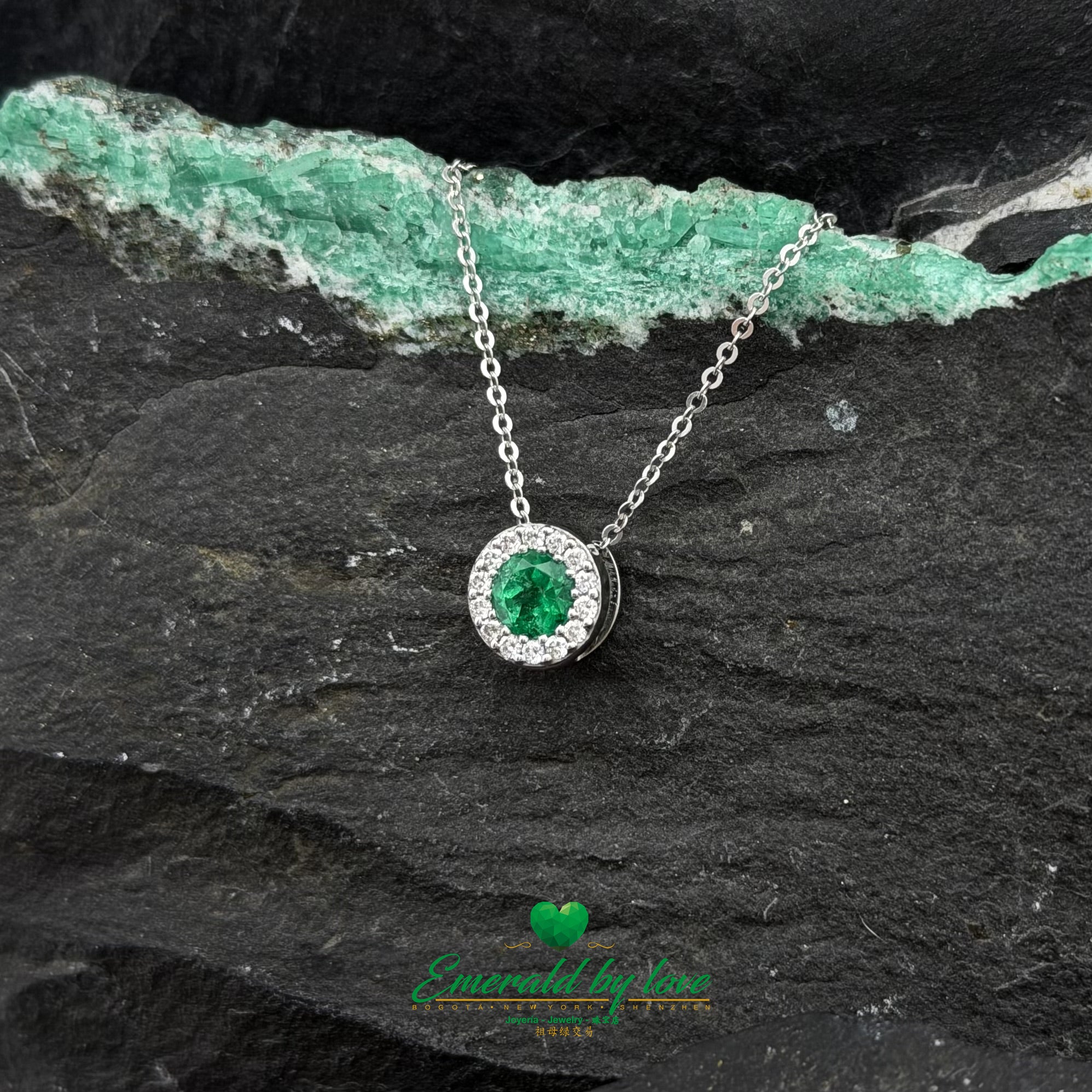 Conjunto de anillo, pendientes y colgante de oro blanco con esmeraldas redondas de alta calidad y detalles de diamantes