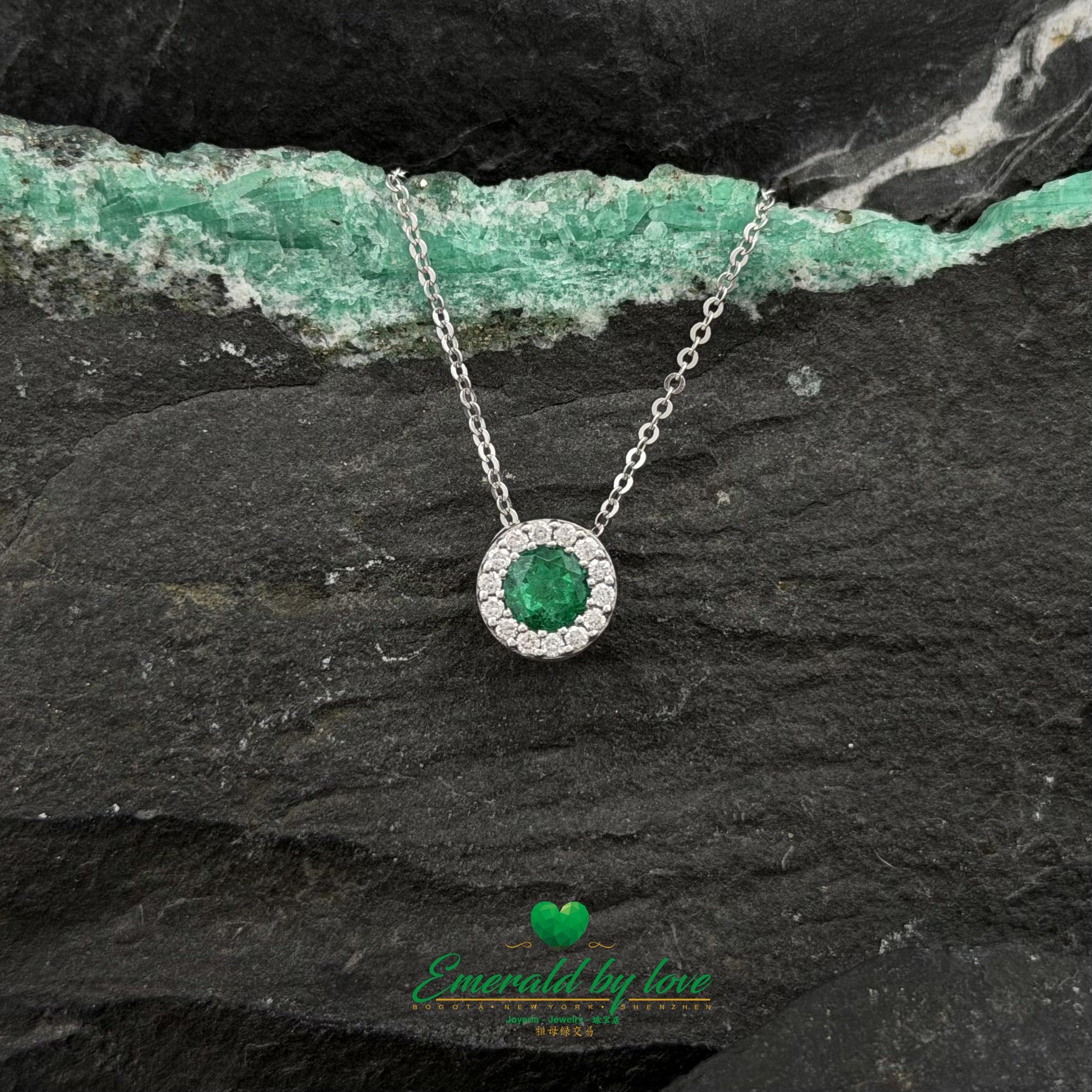 Conjunto de anillo, pendientes y colgante de oro blanco con esmeraldas redondas de alta calidad y detalles de diamantes