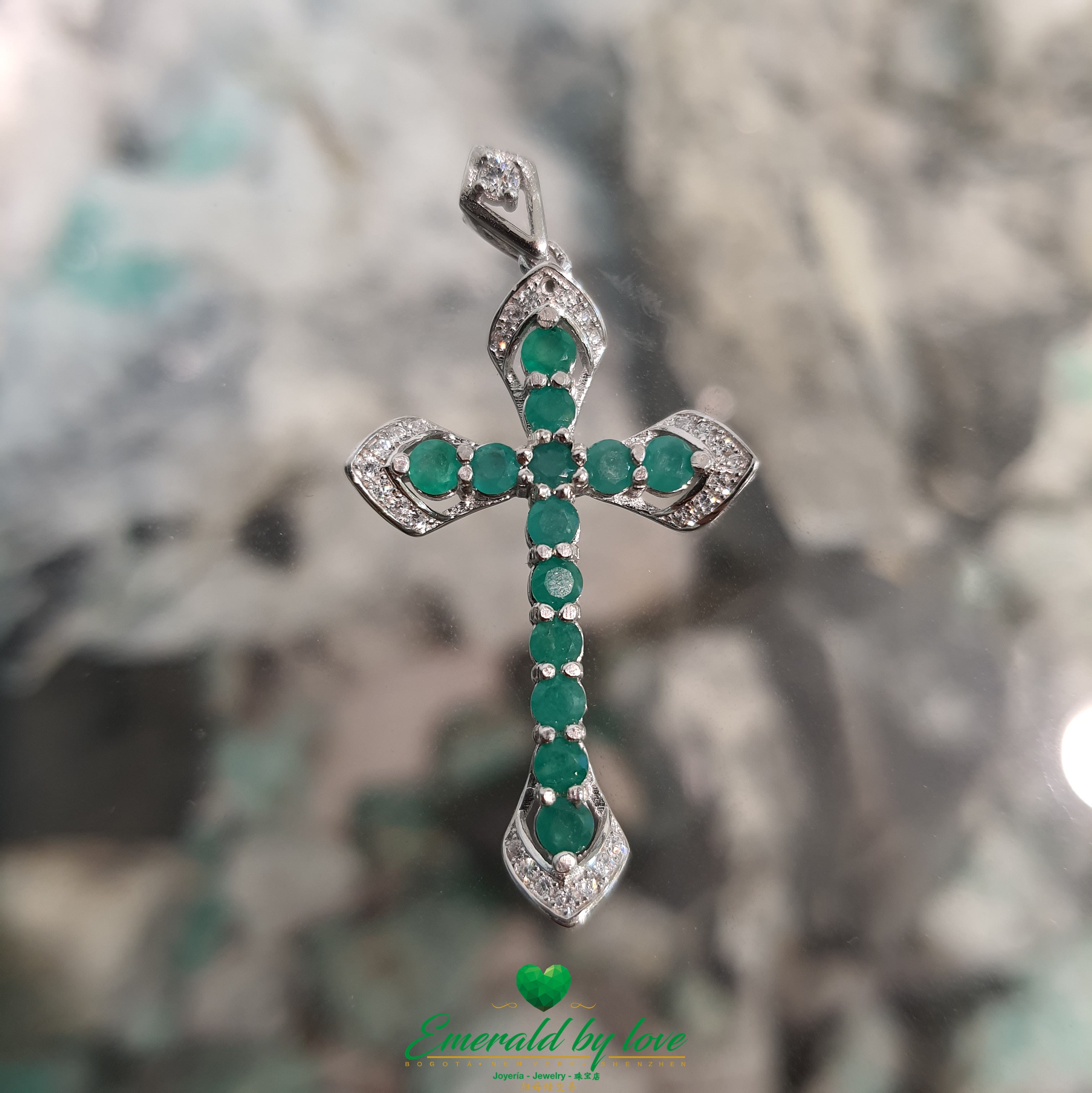 Pendentif croix en argent avec émeraudes rondes