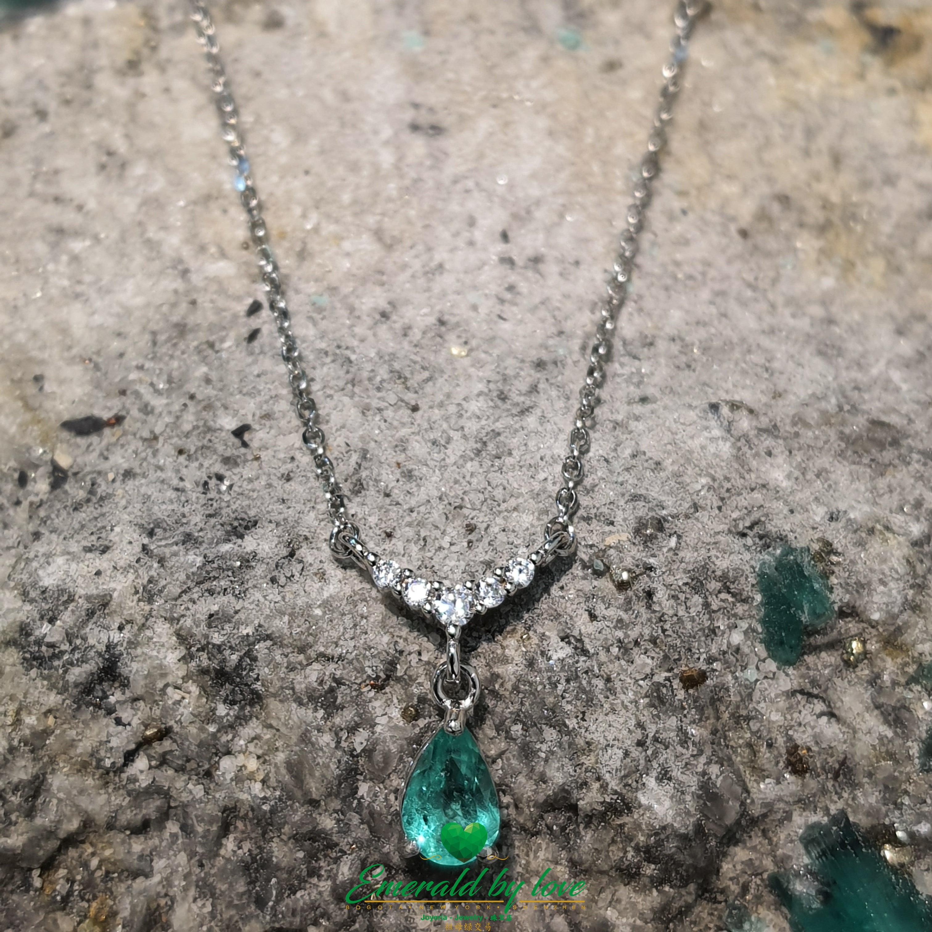 Colgante de plata con detalle de esmeralda de cristal en forma de lágrima y circonita cúbica