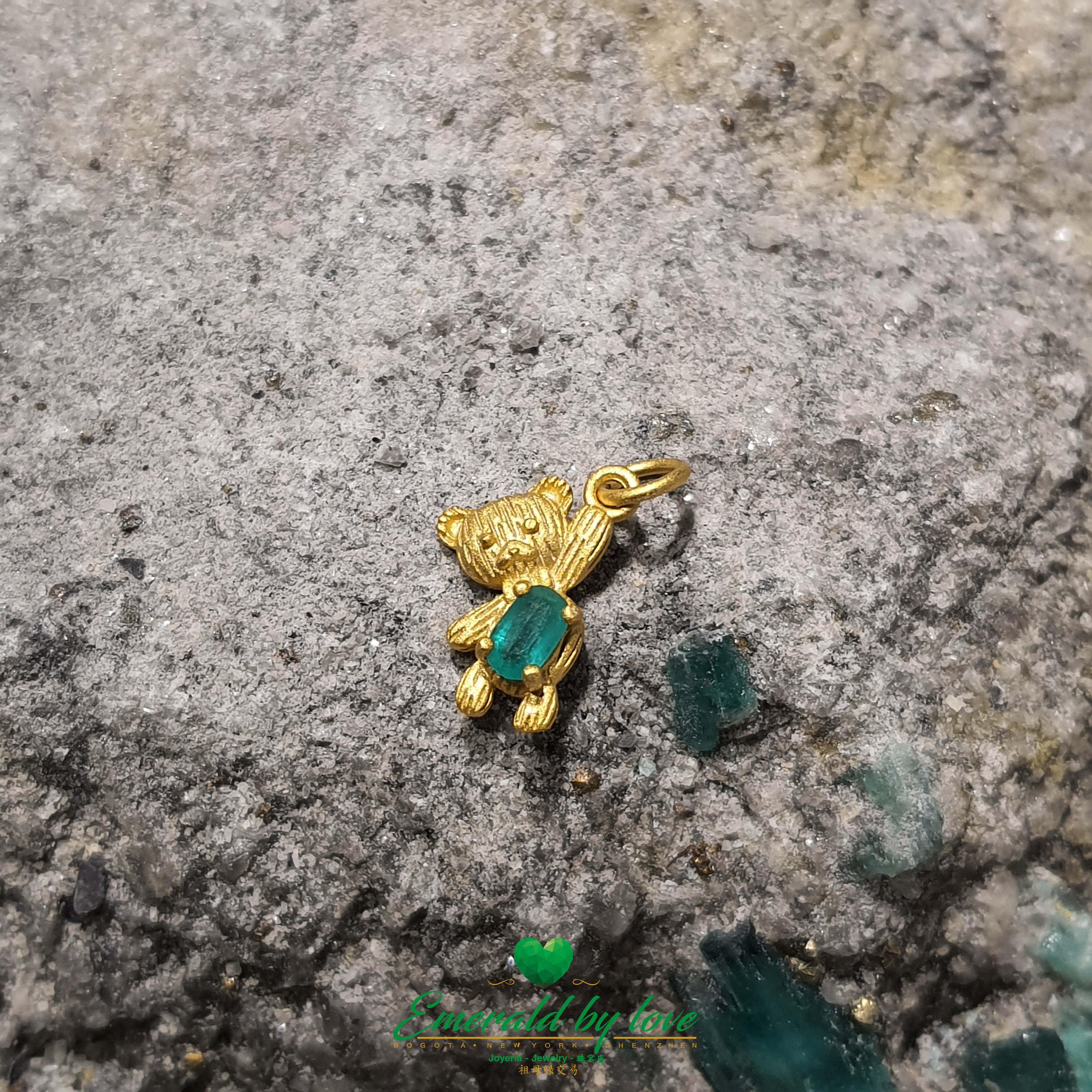 Pendentif en argent plaqué or avec adorable ours et émeraude ovale centrale