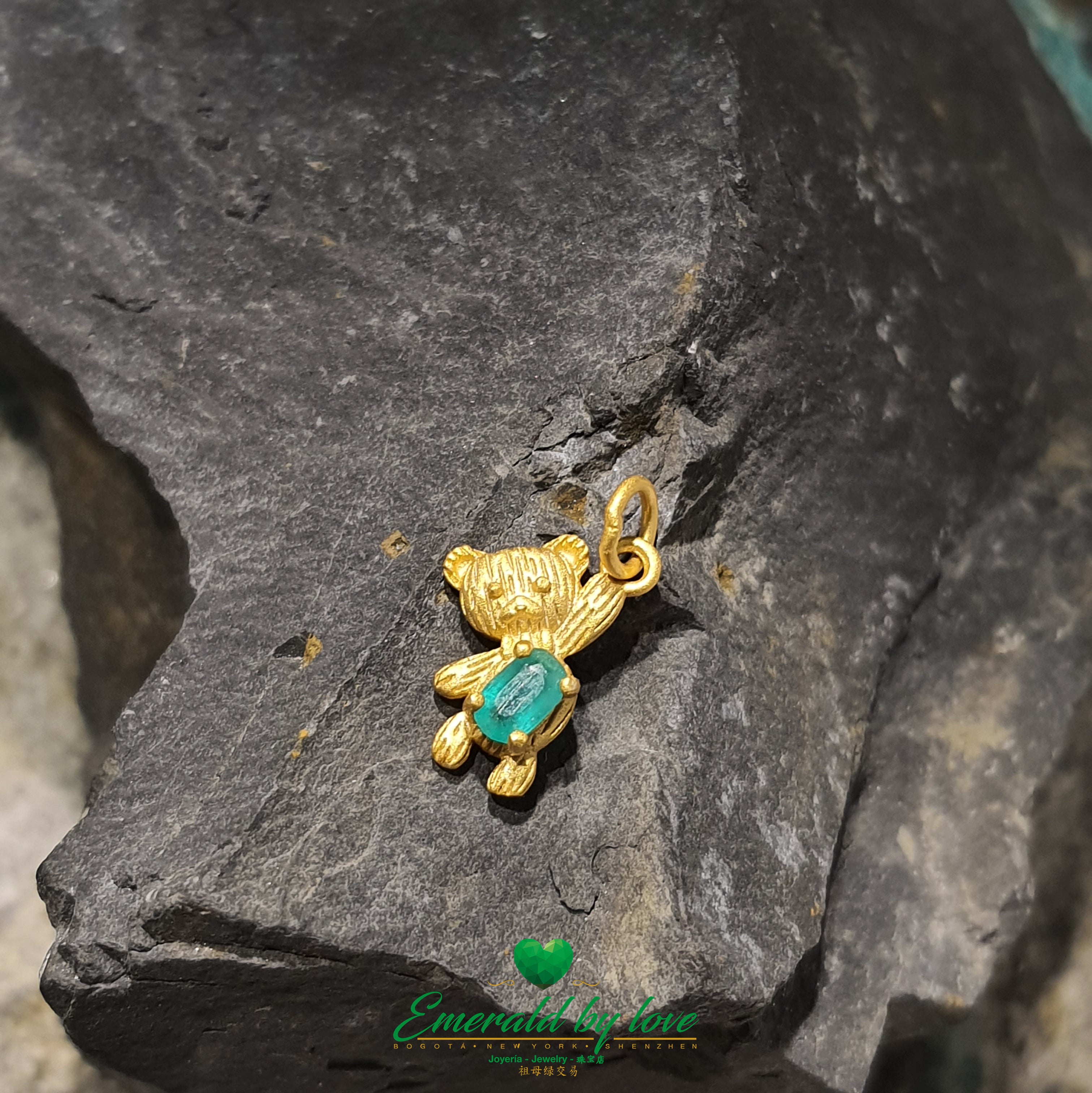 Pendentif en argent plaqué or avec adorable ours et émeraude ovale centrale