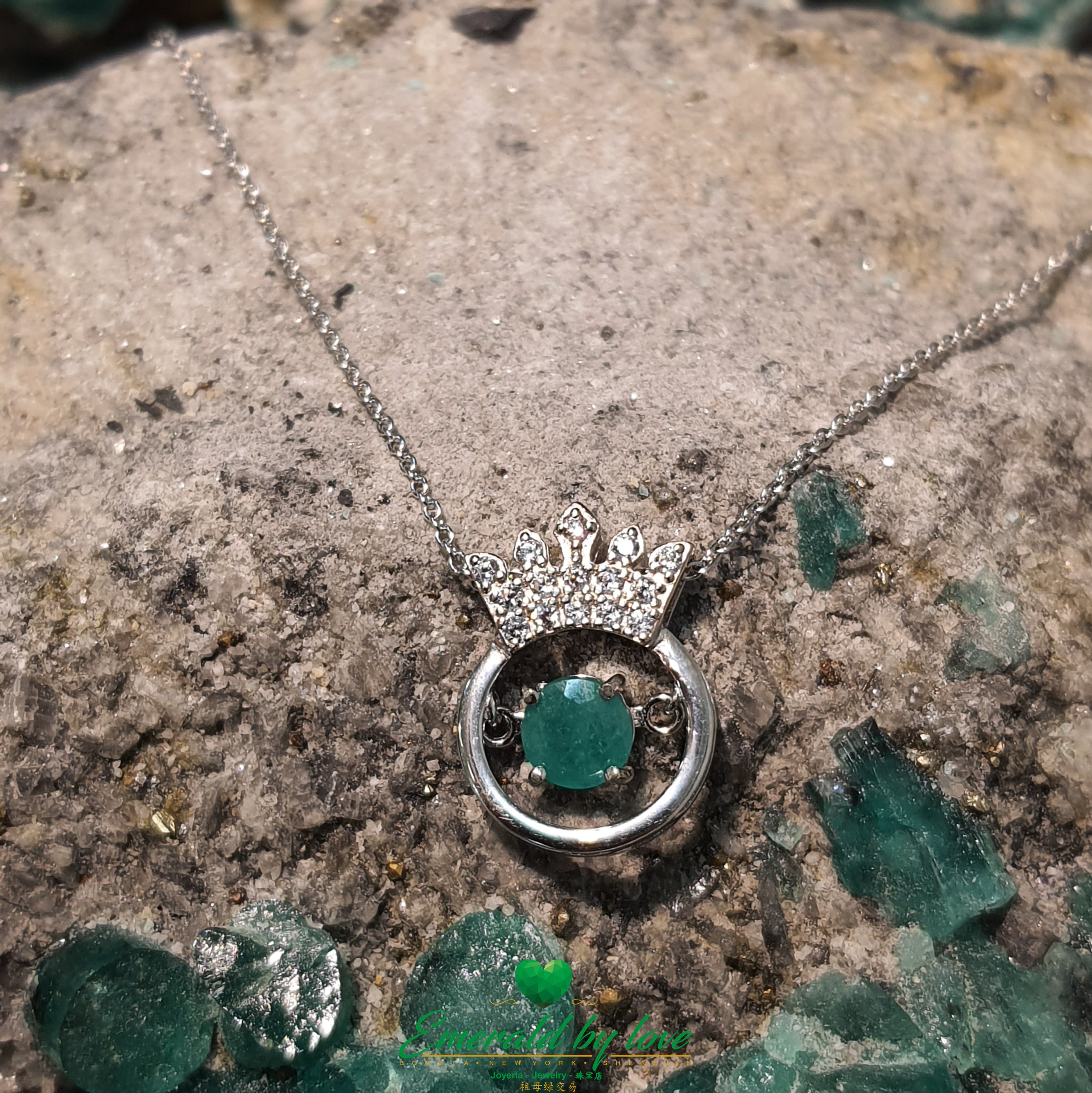 Flat Crown Pendant with Large Central Round Emerald