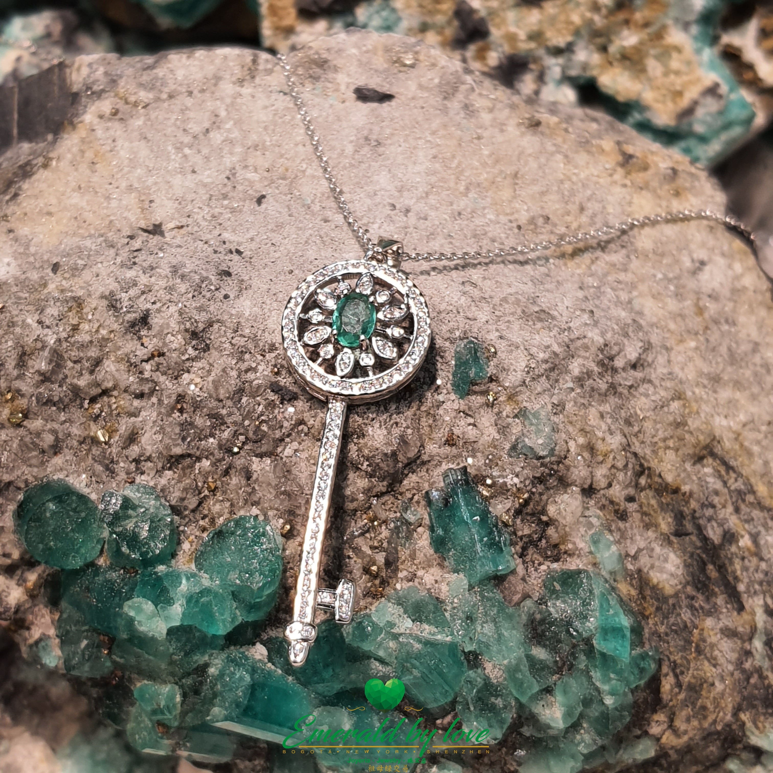 Medium-Sized Key Pendant in Sterling Silver with Oval Central Emerald