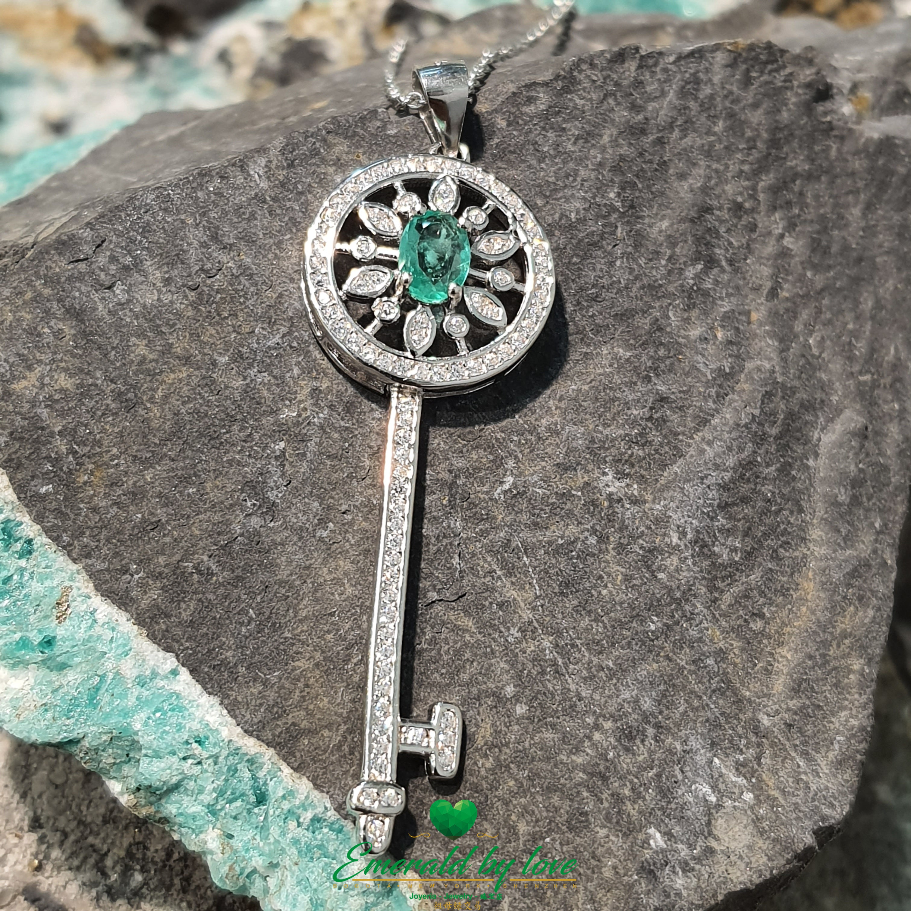Medium-Sized Key Pendant in Sterling Silver with Oval Central Emerald
