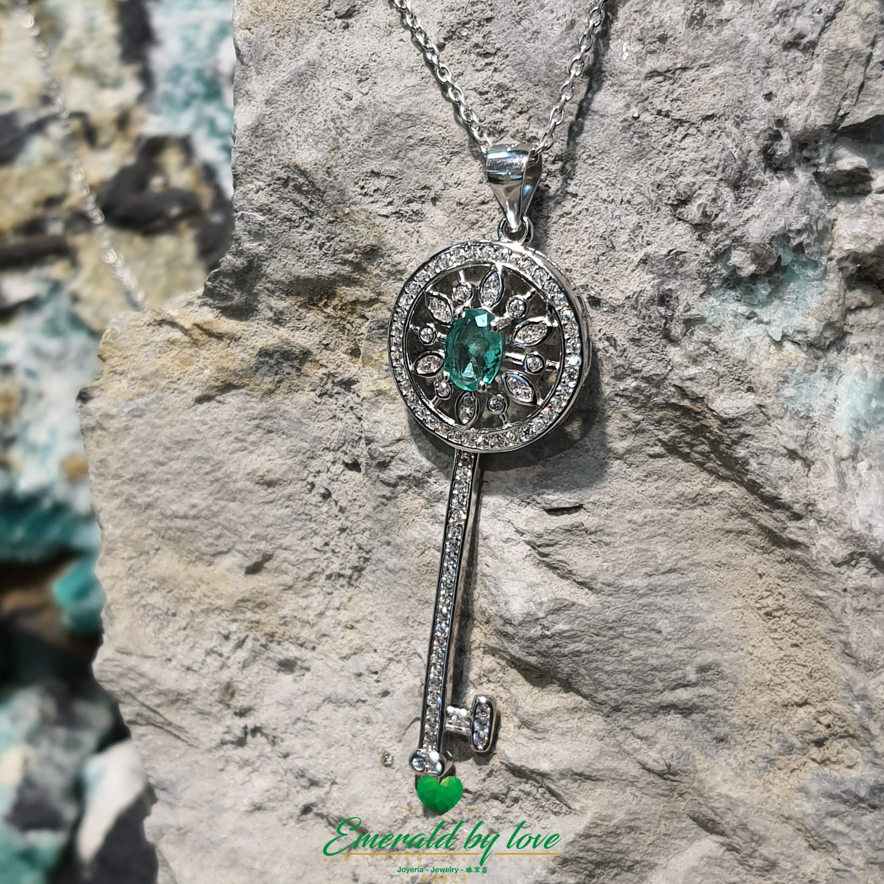 Medium-Sized Key Pendant in Sterling Silver with Oval Central Emerald
