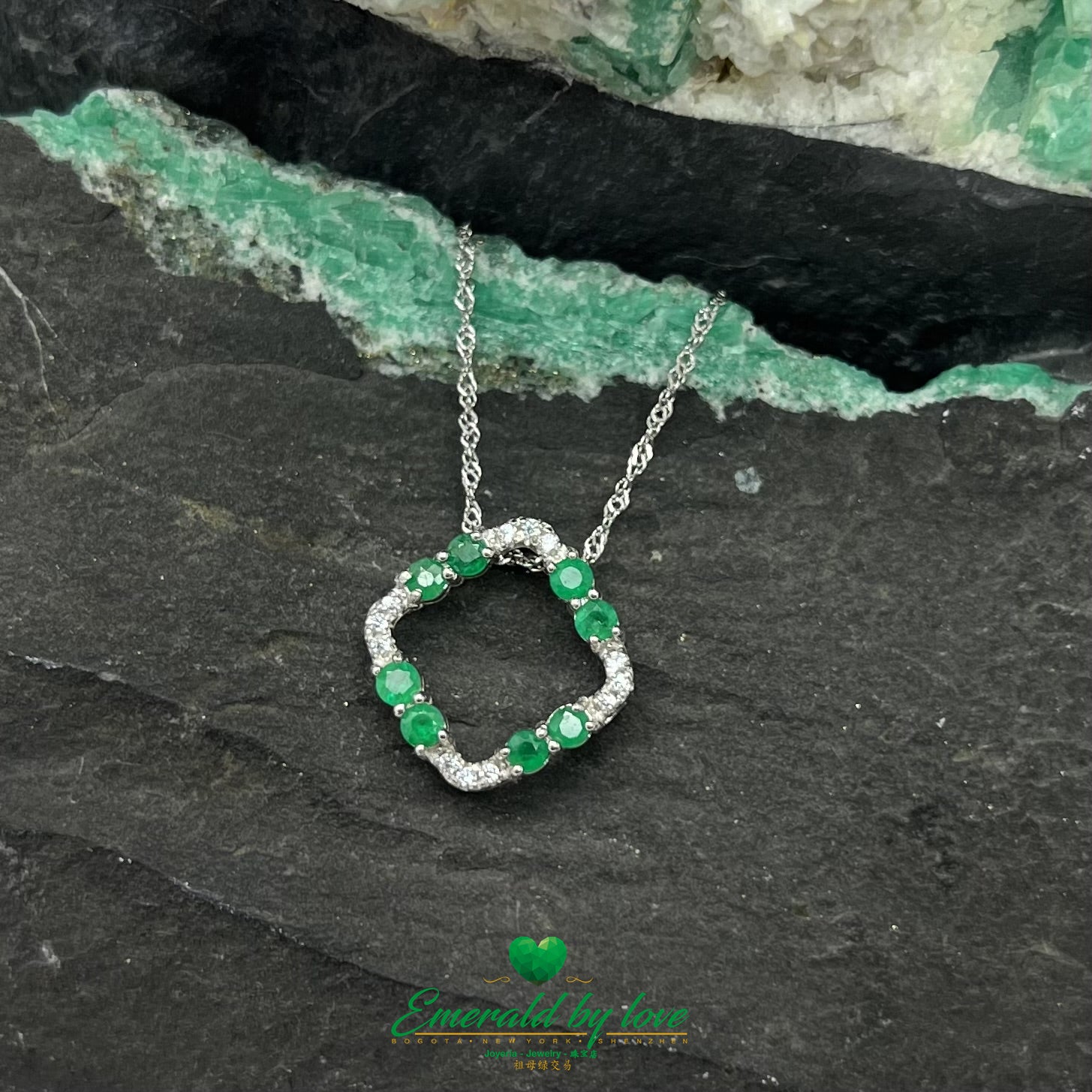 Pendentif carré en argent avec deux émeraudes rondes de chaque côté