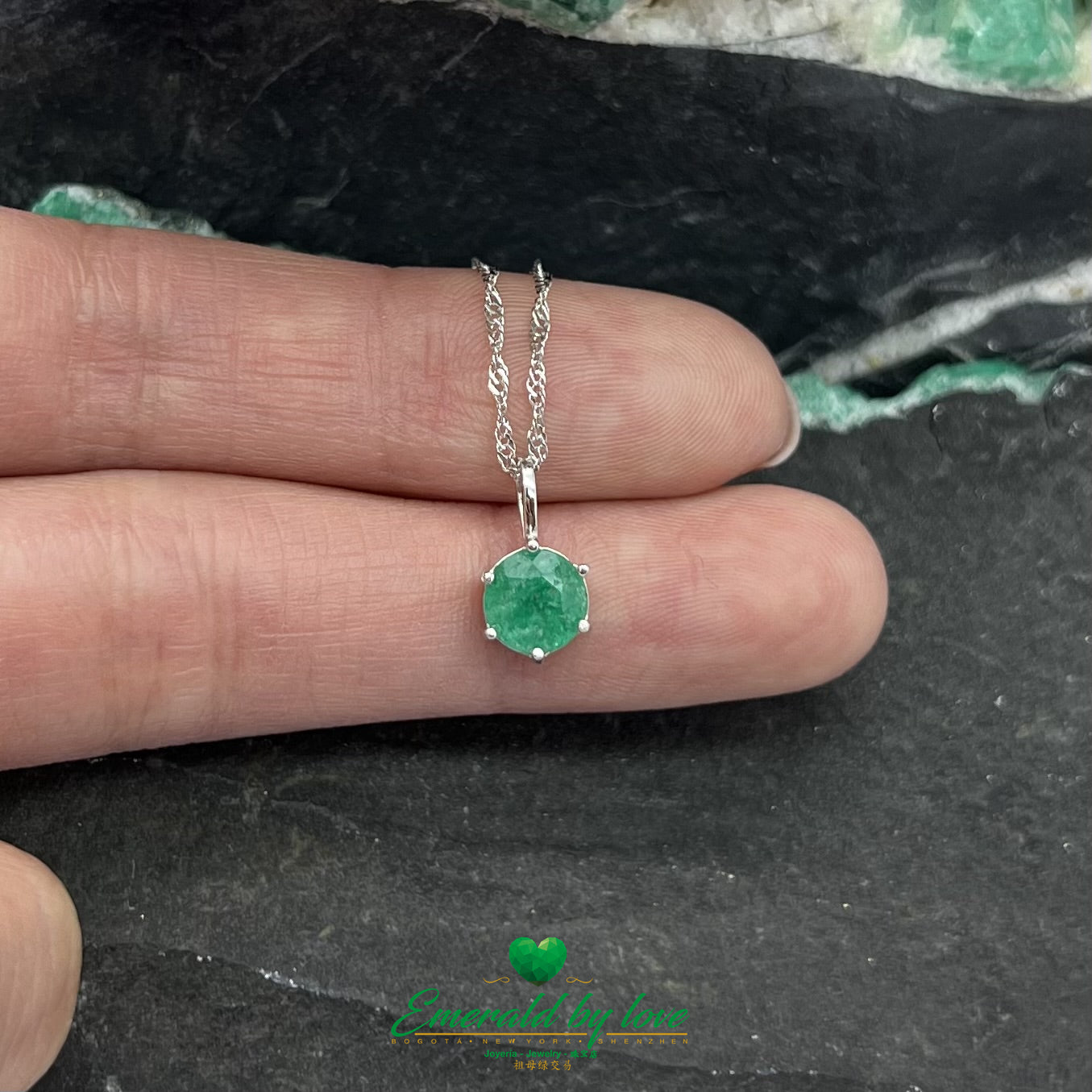 Pendentif émeraude rond simple avec serti à cinq griffes