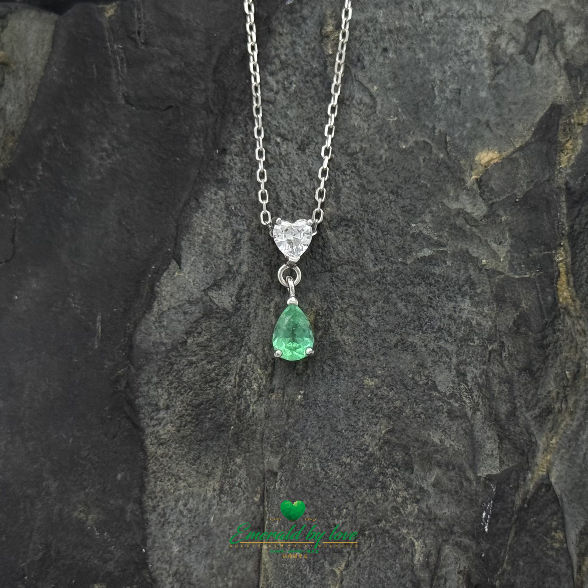 Pendentif en argent avec cœur en zircon blanc et émeraude colombienne en forme de larme 