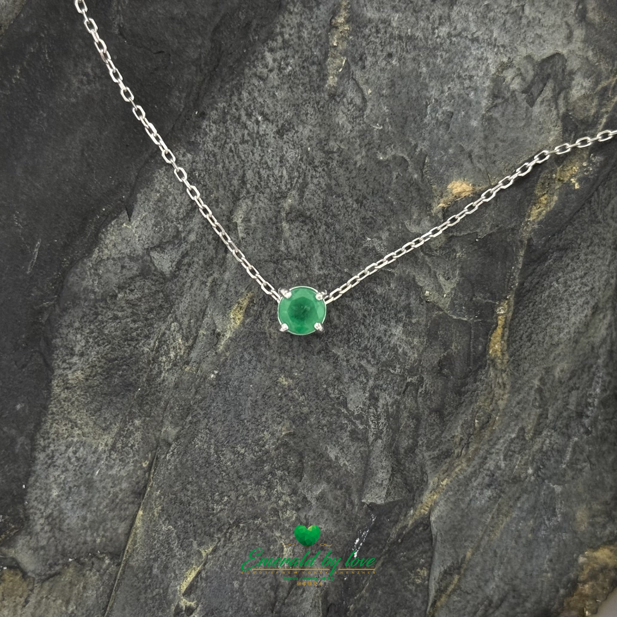 Elegant Movable Solitaire Pendant with Round Emerald