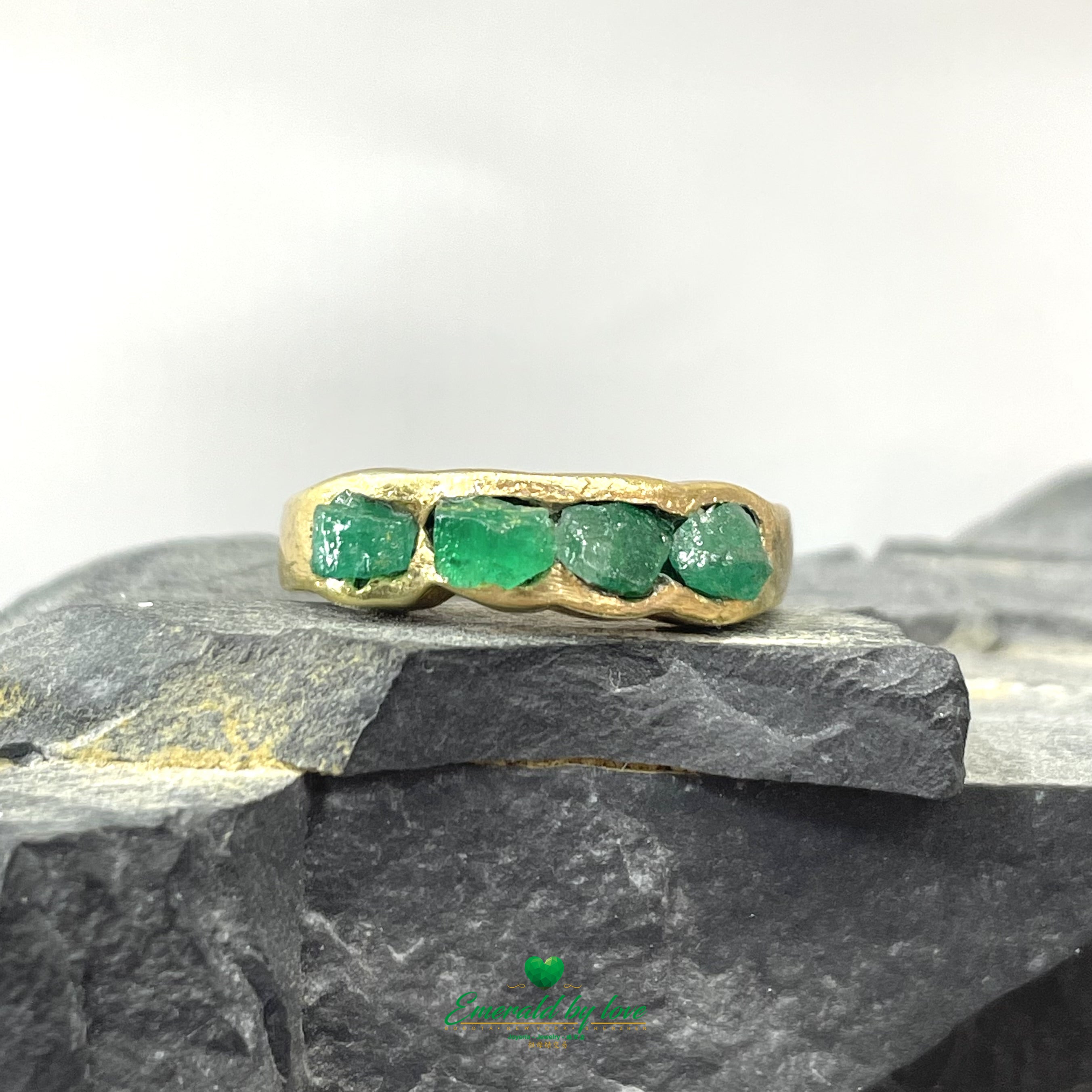 Bague traditionnelle avec émeraudes taille brute vert foncé 