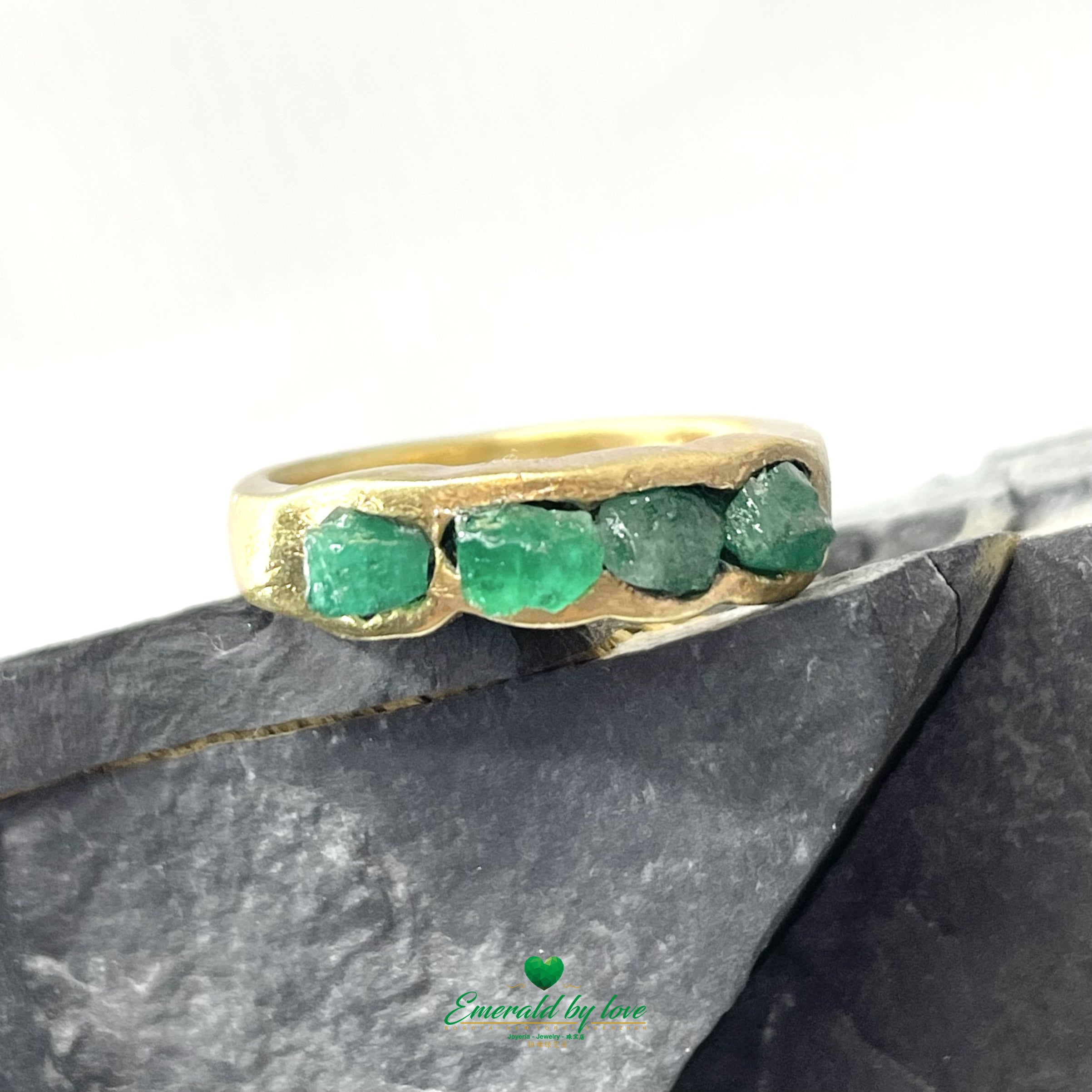 Anillo tradicional con esmeraldas de corte en bruto de color verde oscuro 