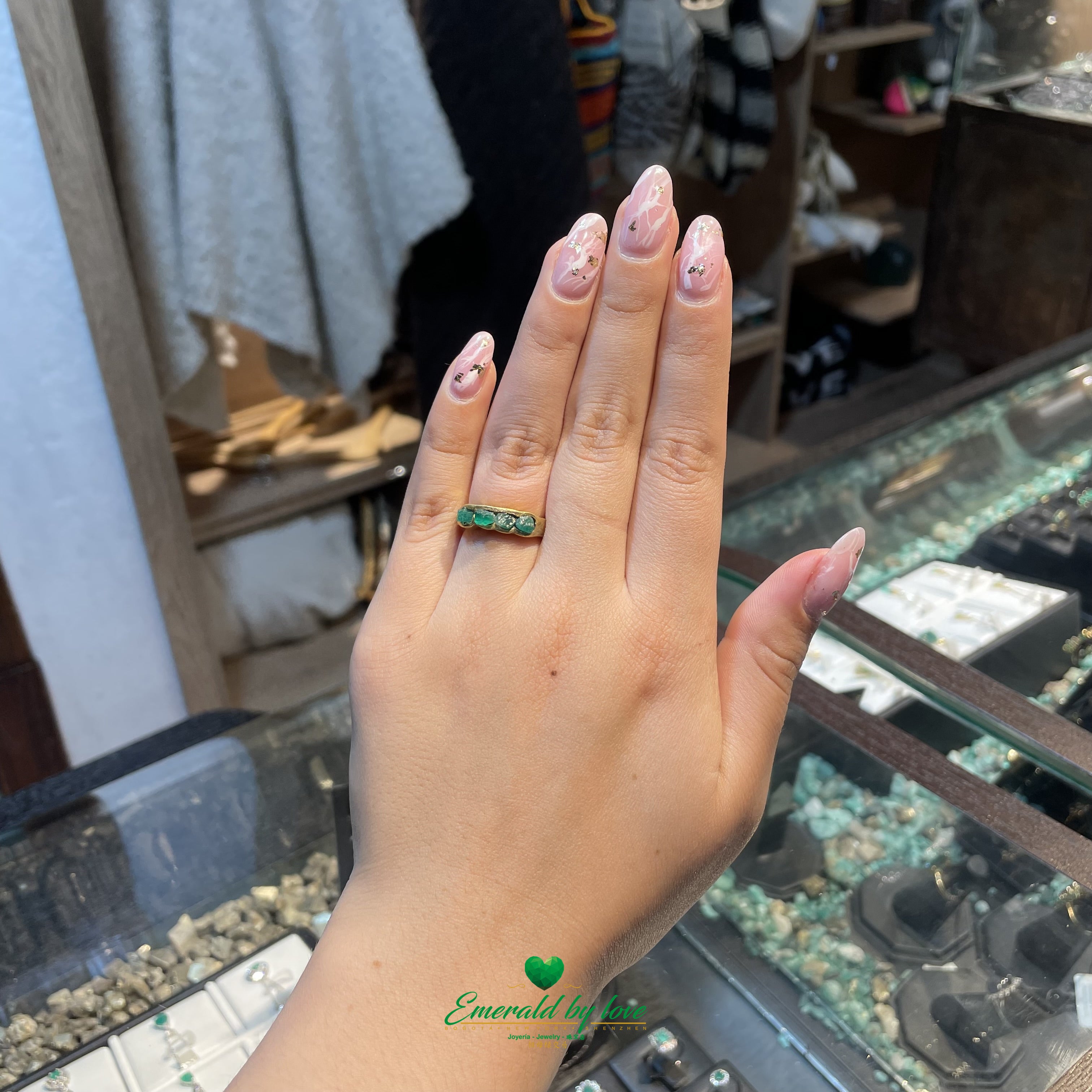 Anillo tradicional con esmeraldas de corte en bruto de color verde oscuro 