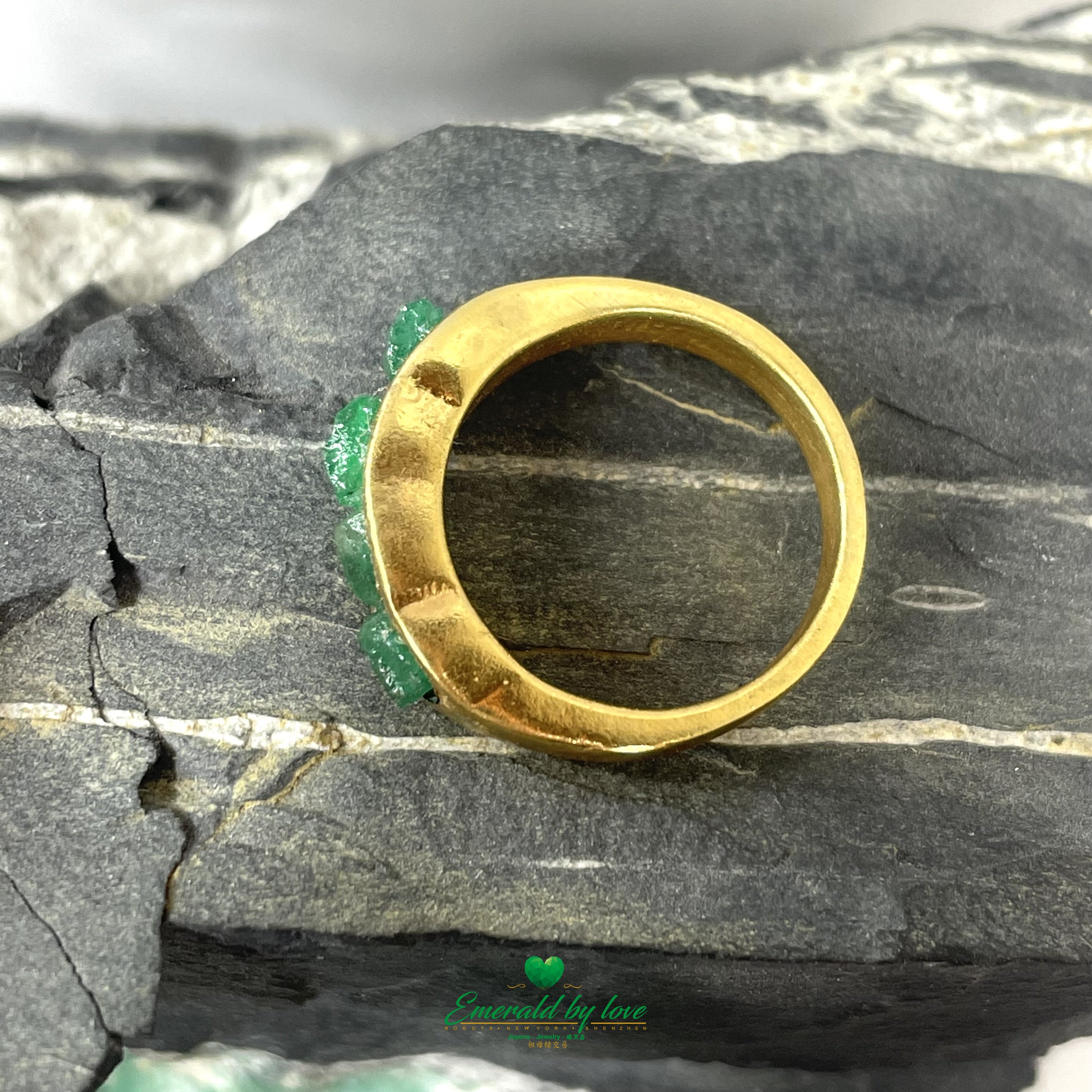 Bague traditionnelle avec émeraudes taille brute vert foncé 