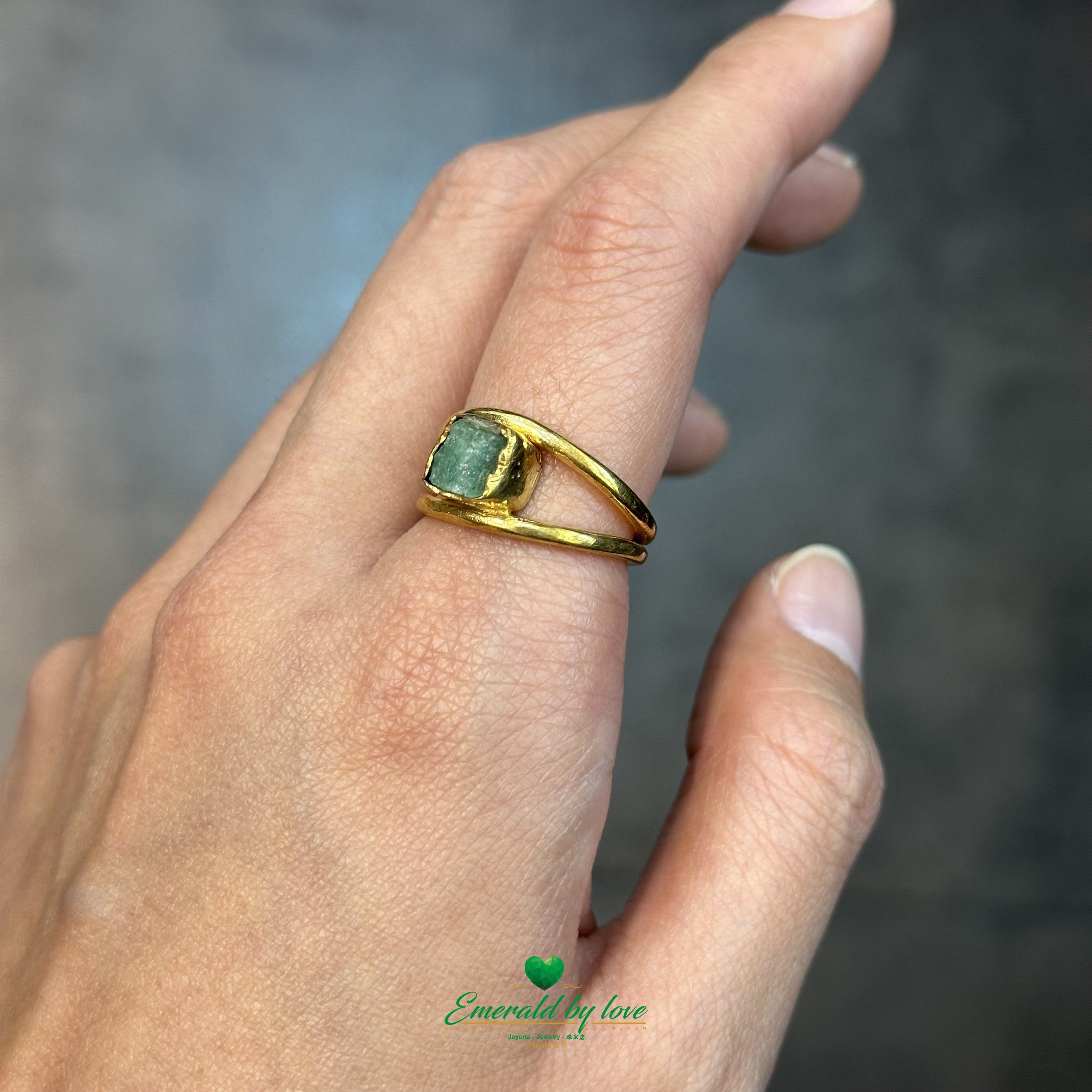 Anillo con diseño de ojo bañado en oro de 18 k hecho a mano con esmeralda tallada en bruto