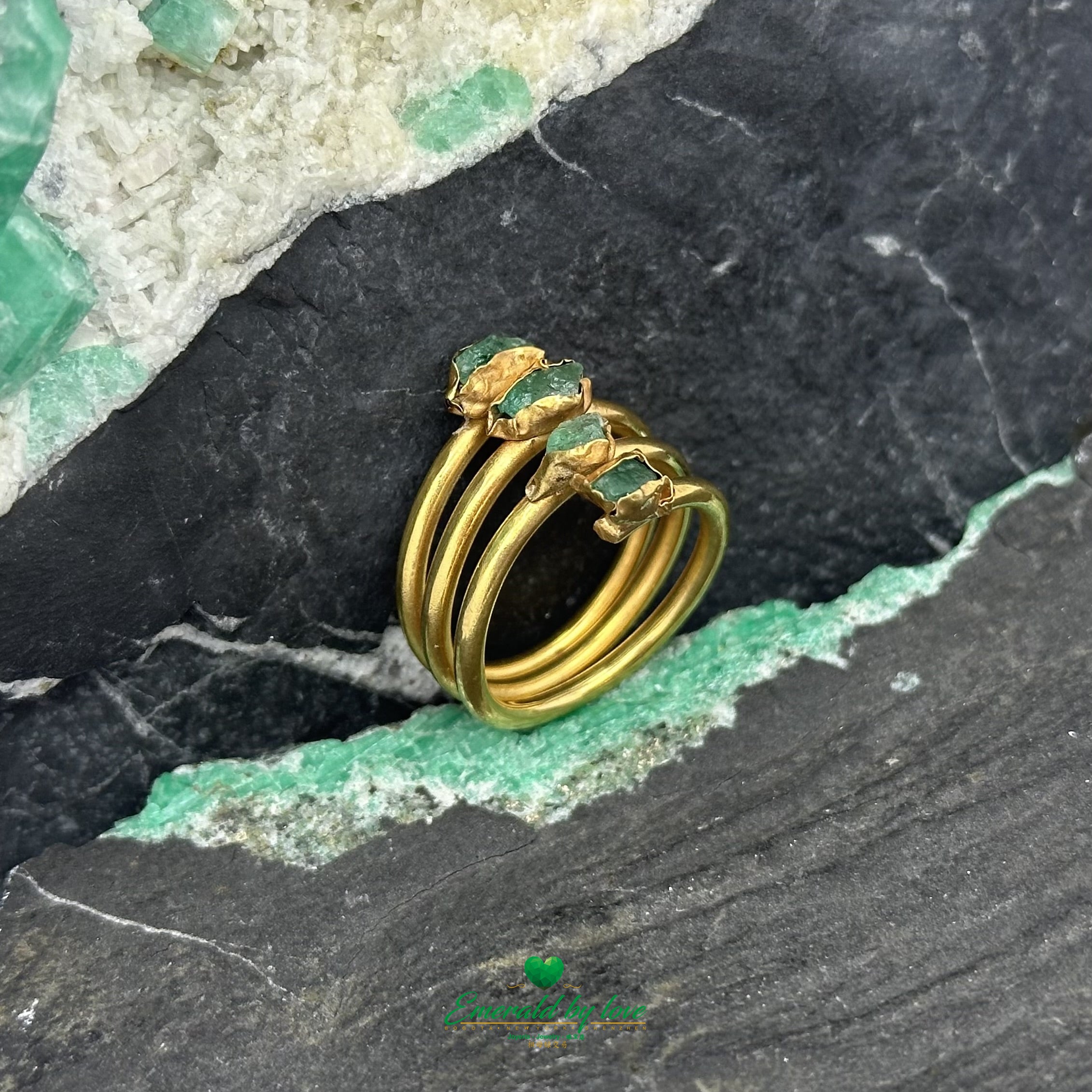 Bague enveloppante avec quatre émeraudes taillées en rond