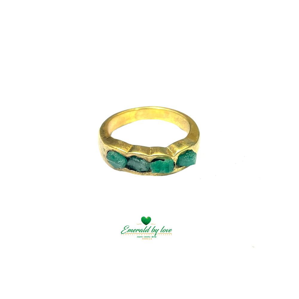 Anillo tradicional con esmeraldas de corte en bruto de color verde oscuro 